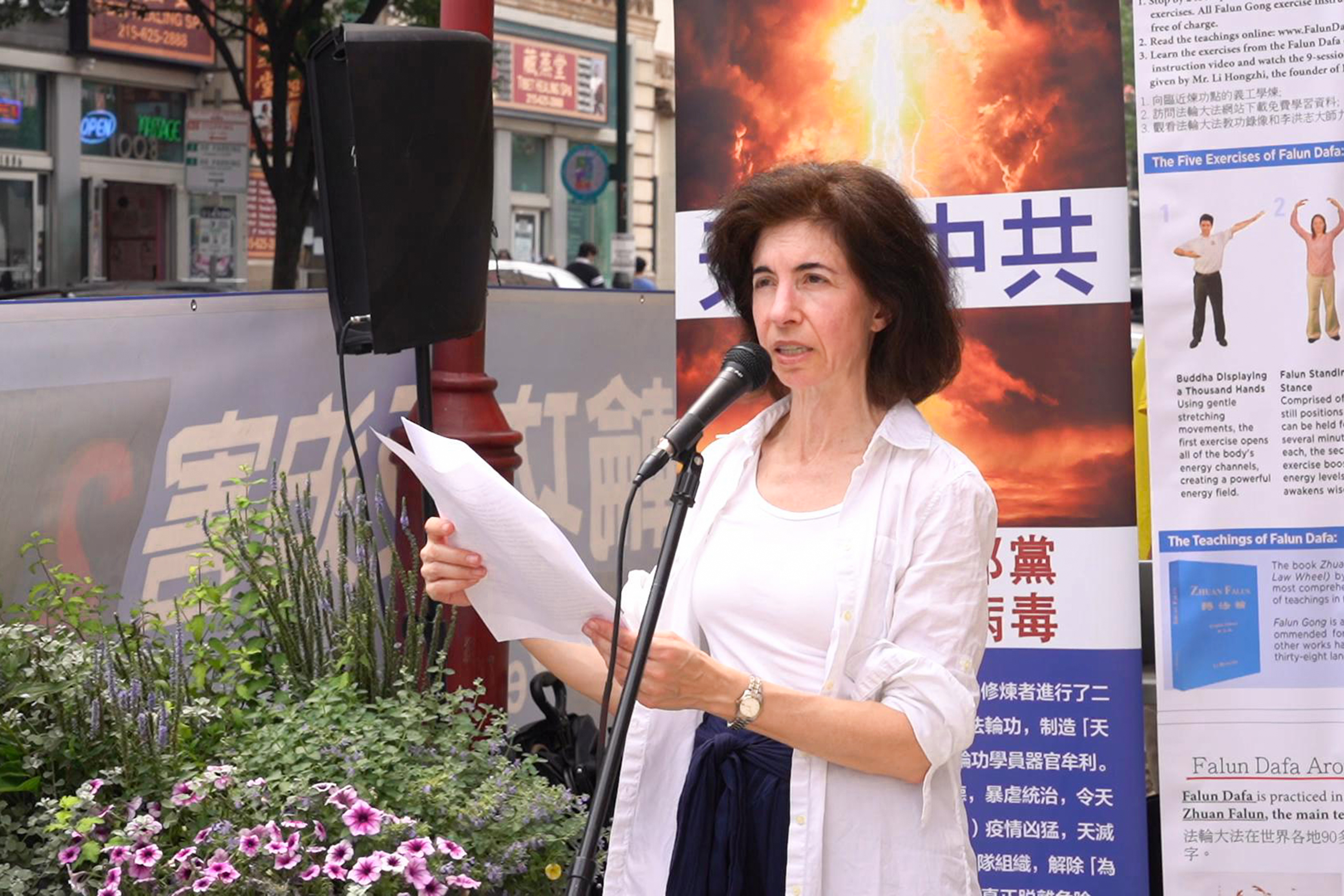 「反活摘器官醫生組織」(DAFOH)的傑西卡·羅索(Jessica Russo)醫生在集會上發言,揭露中共活摘法輪功學員器官的罪惡。(李曉蘇/大紀元)