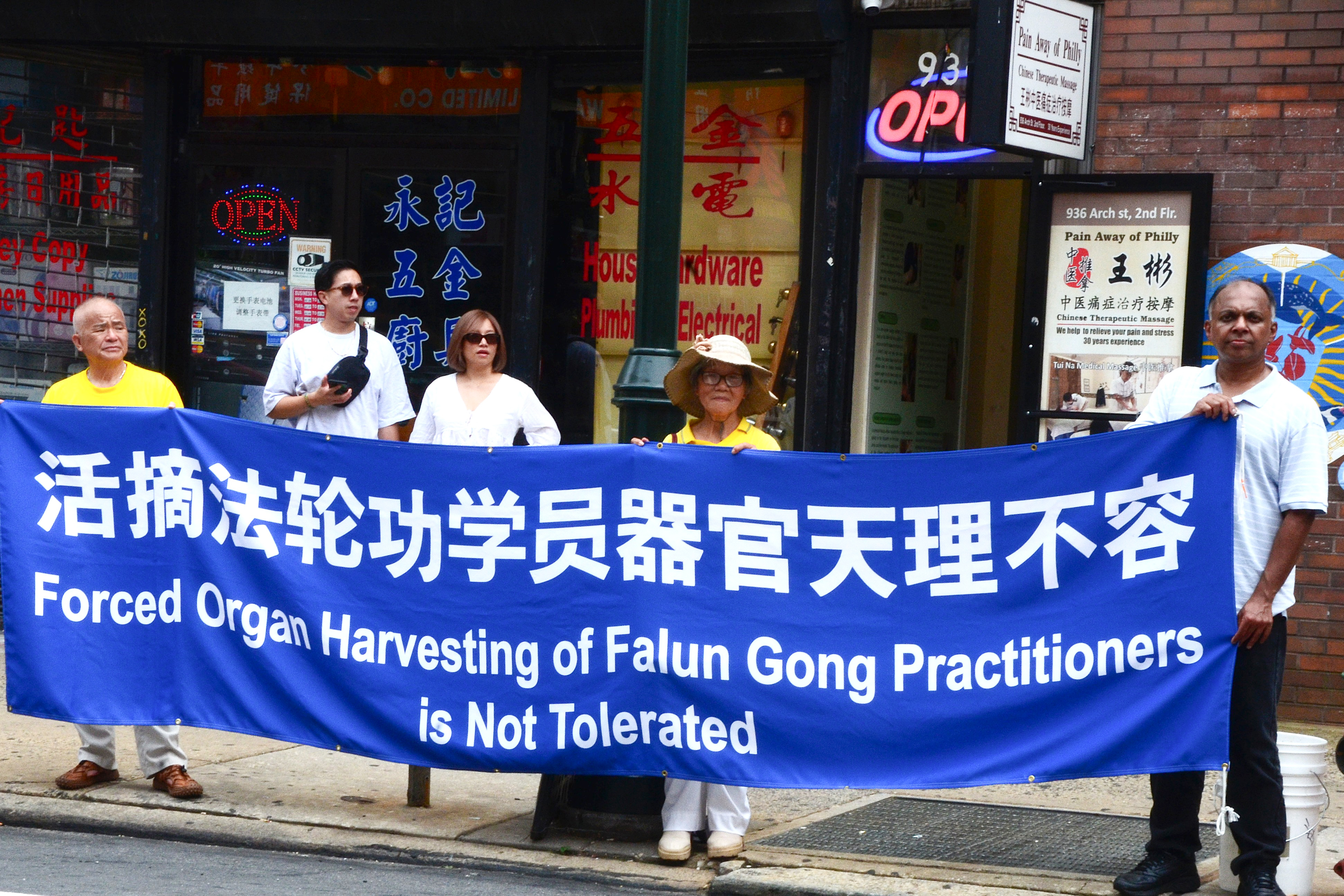 法輪功學員在集會上以多種形式向民眾講法輪功真相。(良克霖/大紀元)