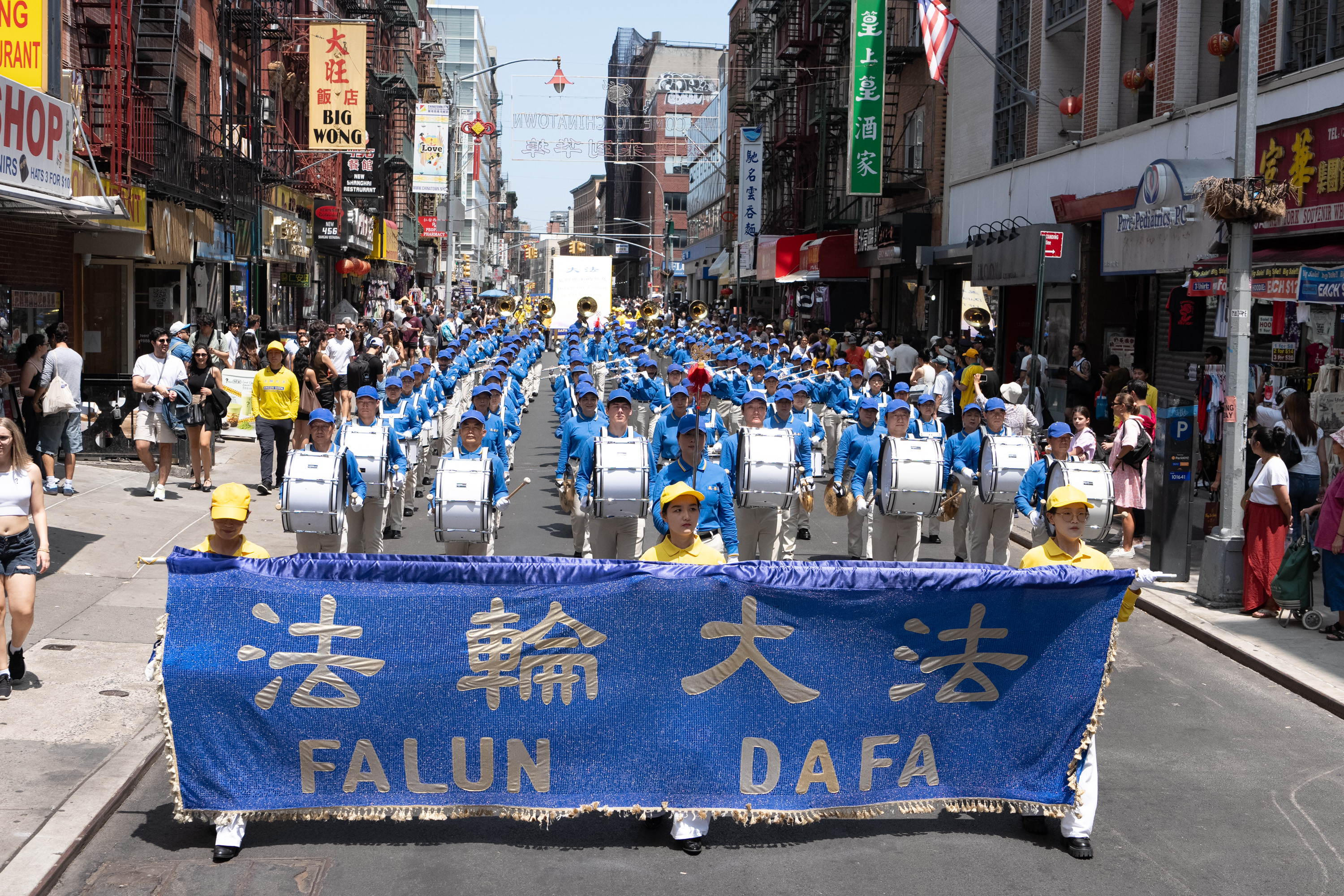 2026年7月19日(週日),上千名大紐約地區法輪功學員舉行「7‧20」反迫害27周年暨聲援4.6億中國人退出中共的大型遊行活動。(戴兵/大紀元)