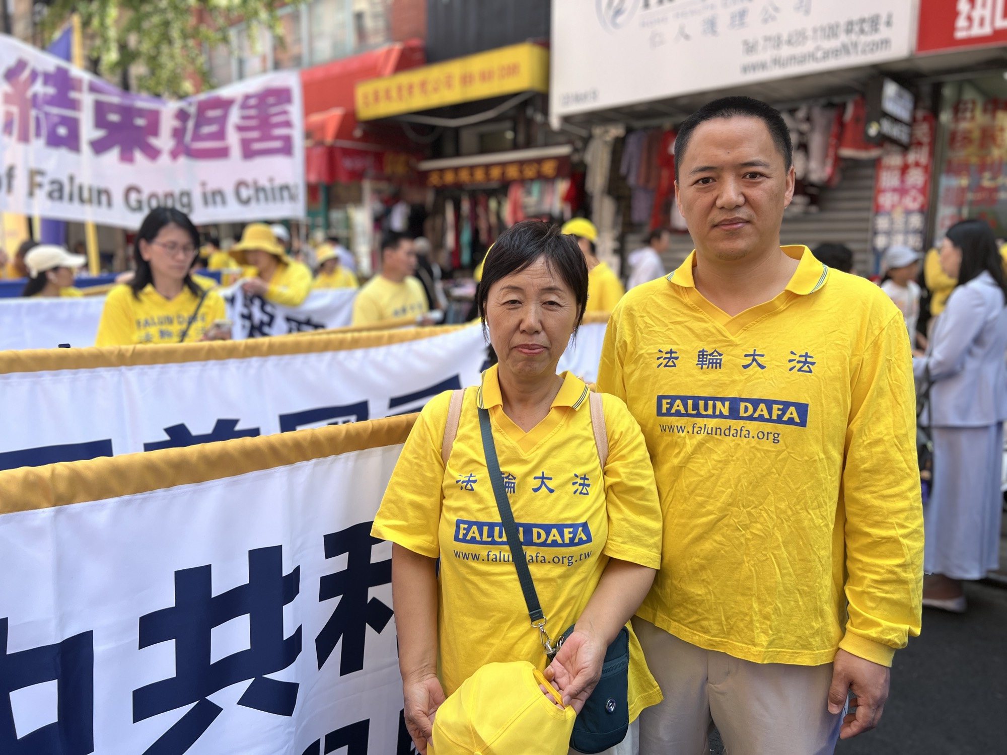 河北耿玉林母子7月19日參加紐約法輪功大遊行,控訴中共迫害。(施萍/大紀元)