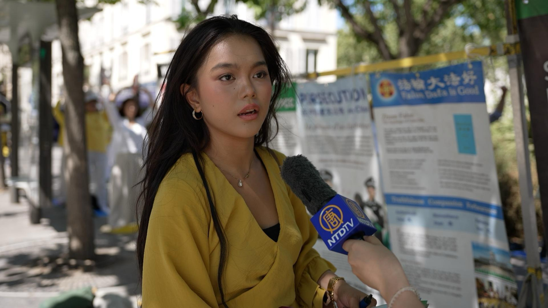 菲律賓遊客Ashley認爲「真、善、忍」是非常美好的理念。(大紀元)