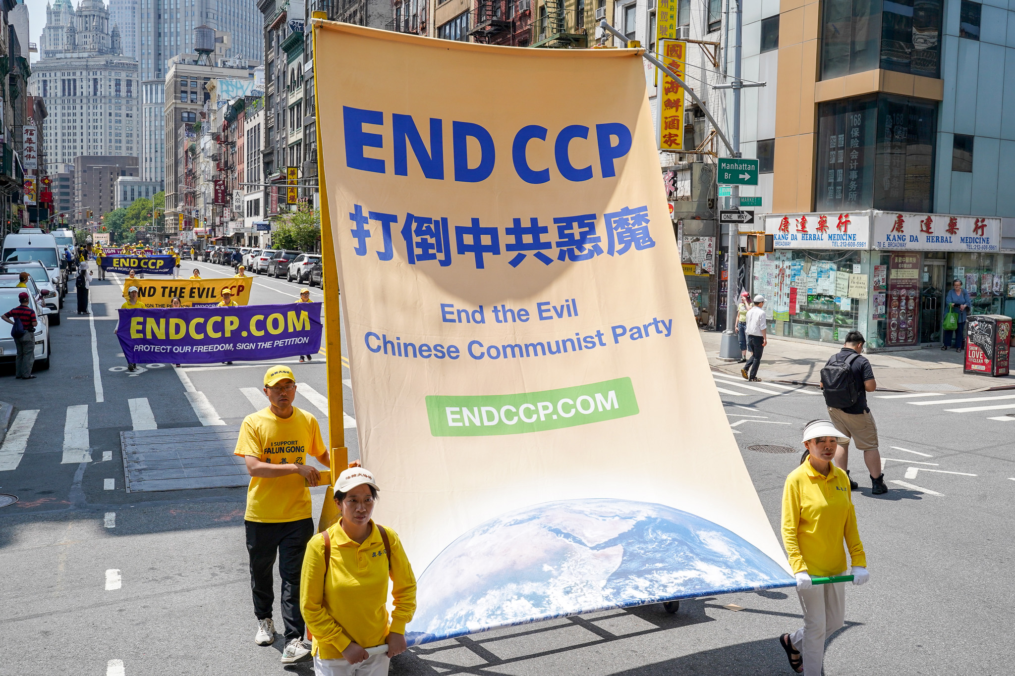 2026年7月19日(周日),上千名大纽约地区法轮功学员举行720反迫害27周年暨声援4.6亿中国人退出中共的大型游行活动。(张静怡/大纪元)