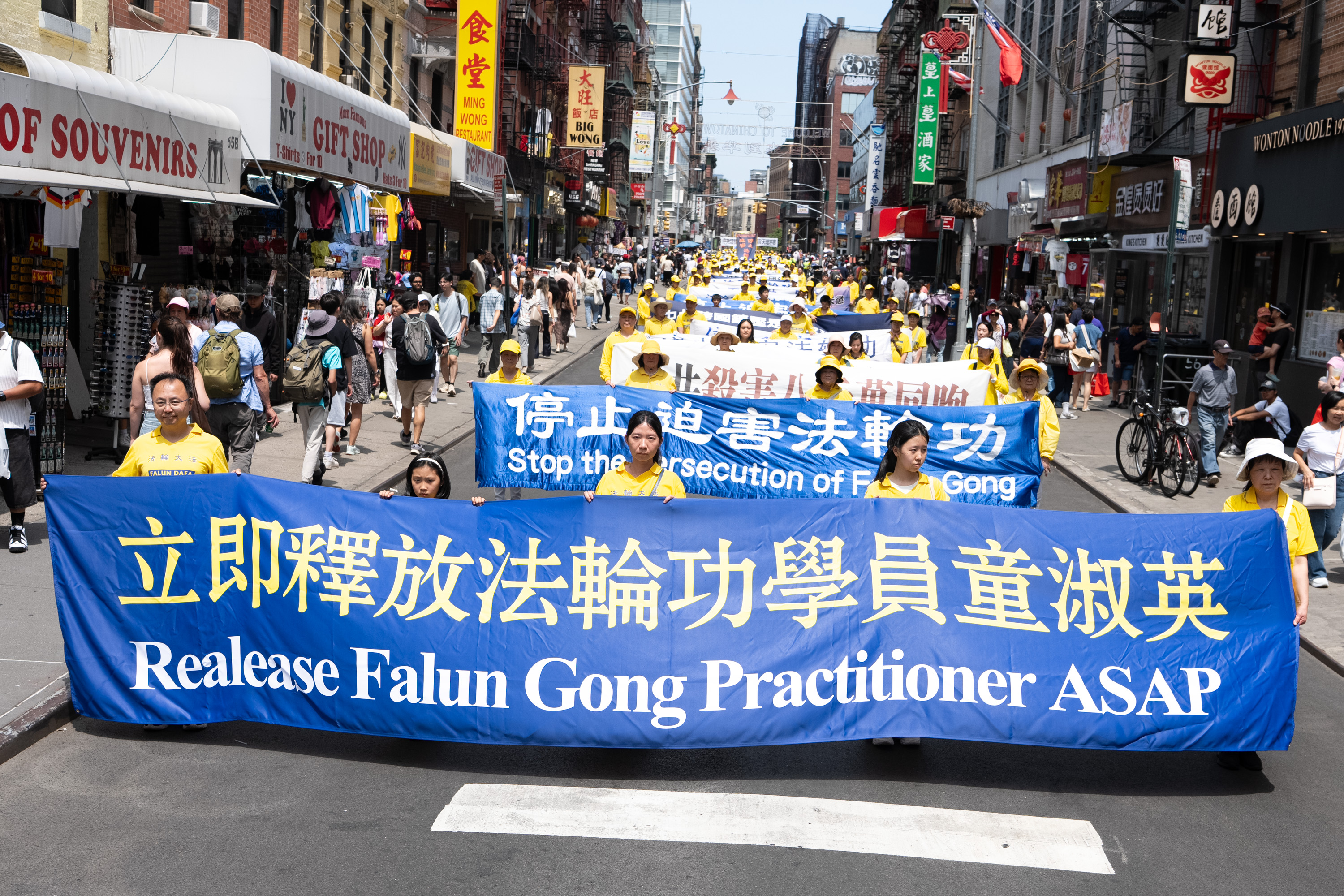 法轮功学员林静(中间)和母亲参加了2026年华埠的“7‧20”反迫害游行。(戴兵/大纪元)
