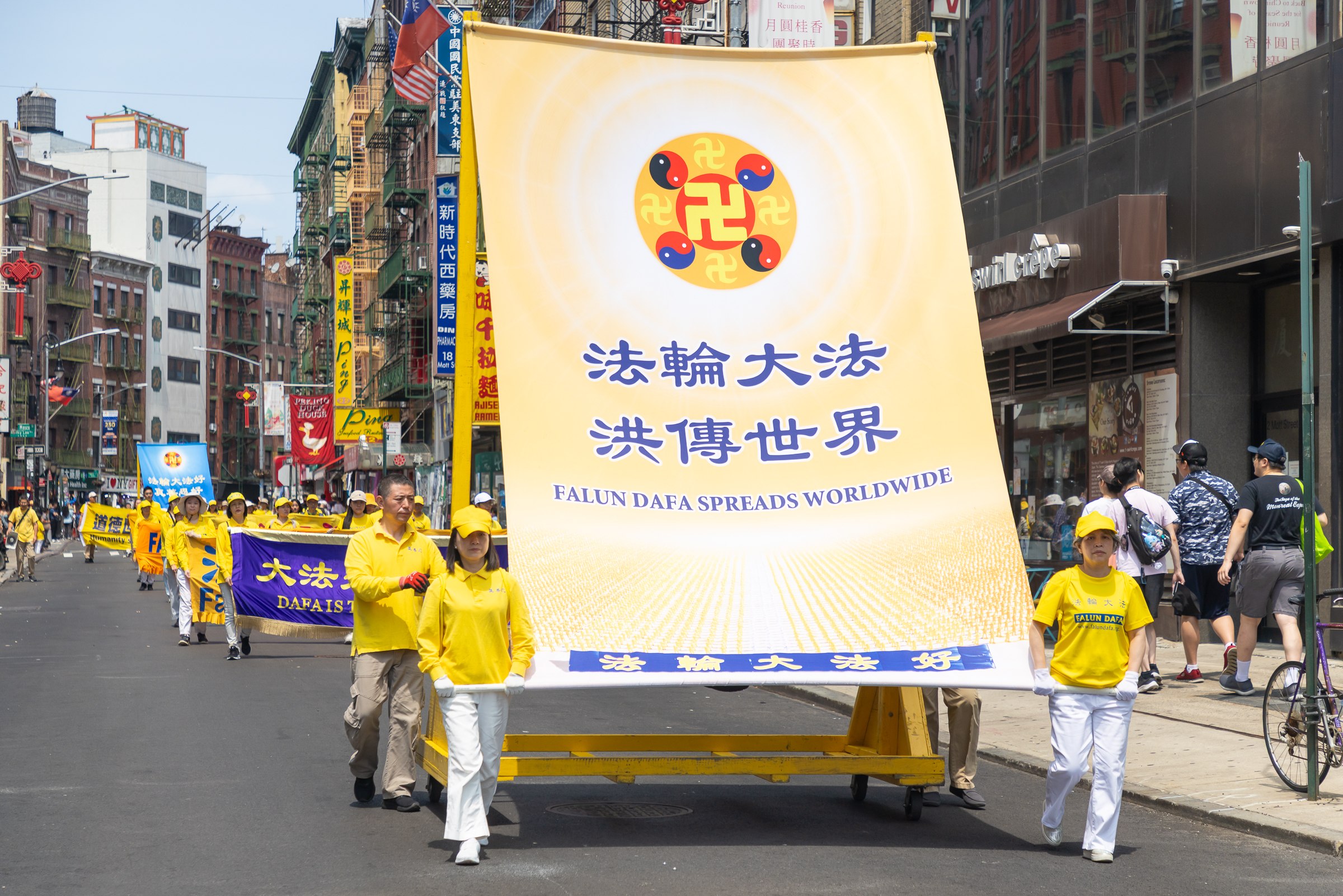 2026年7月19日(週日),上千名大紐約地區法輪功學員舉行720反迫害27周年暨聲援4.6億中國人退出中共的大型遊行活動。(Mark Zou/大紀元)