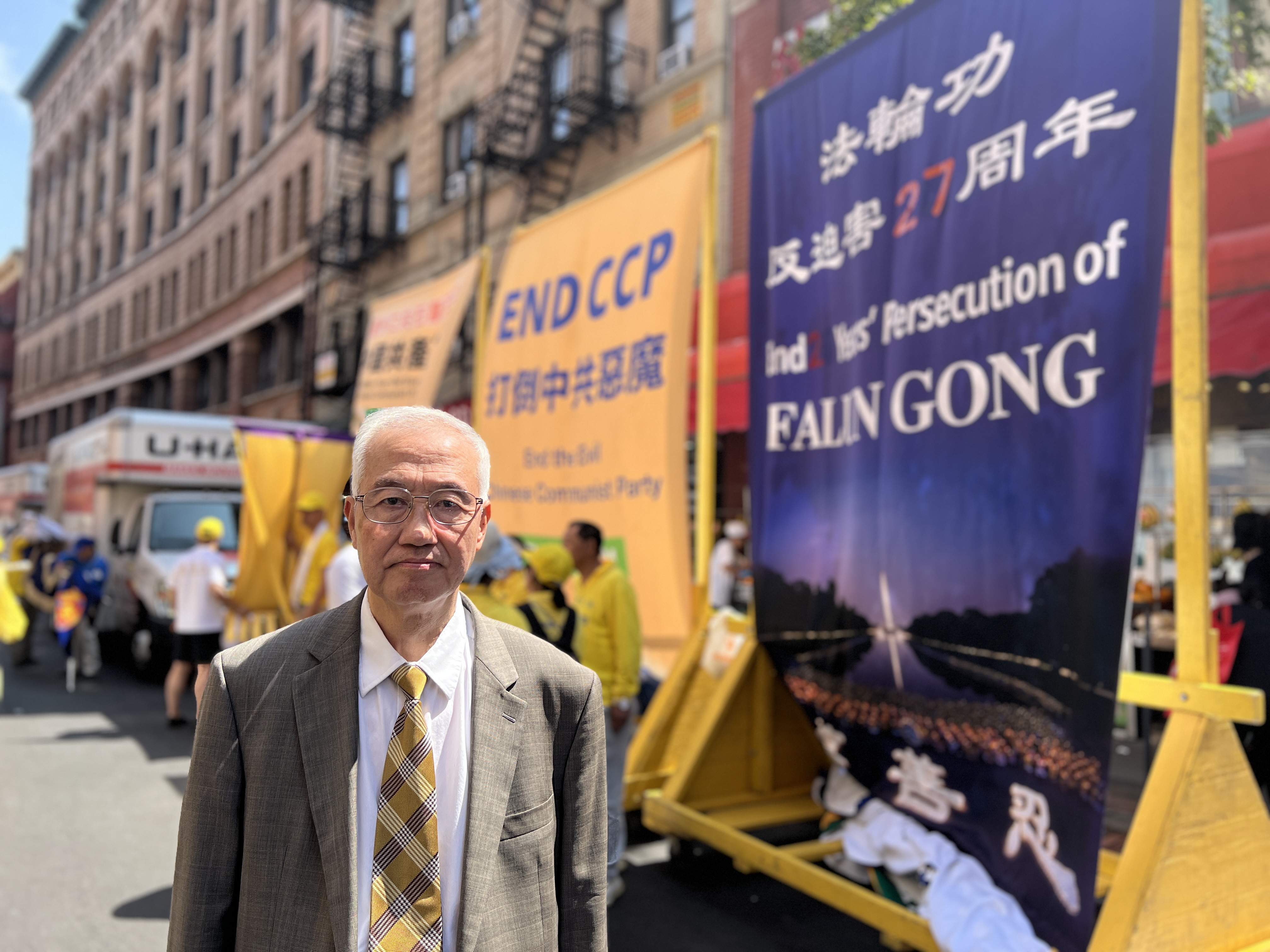 7月19日,紐約法輪功學員在華埠舉行反迫害27周年大遊行。圖為主辦方之一的全球退黨服務中心主席汪志遠先生。(施萍/大紀元)