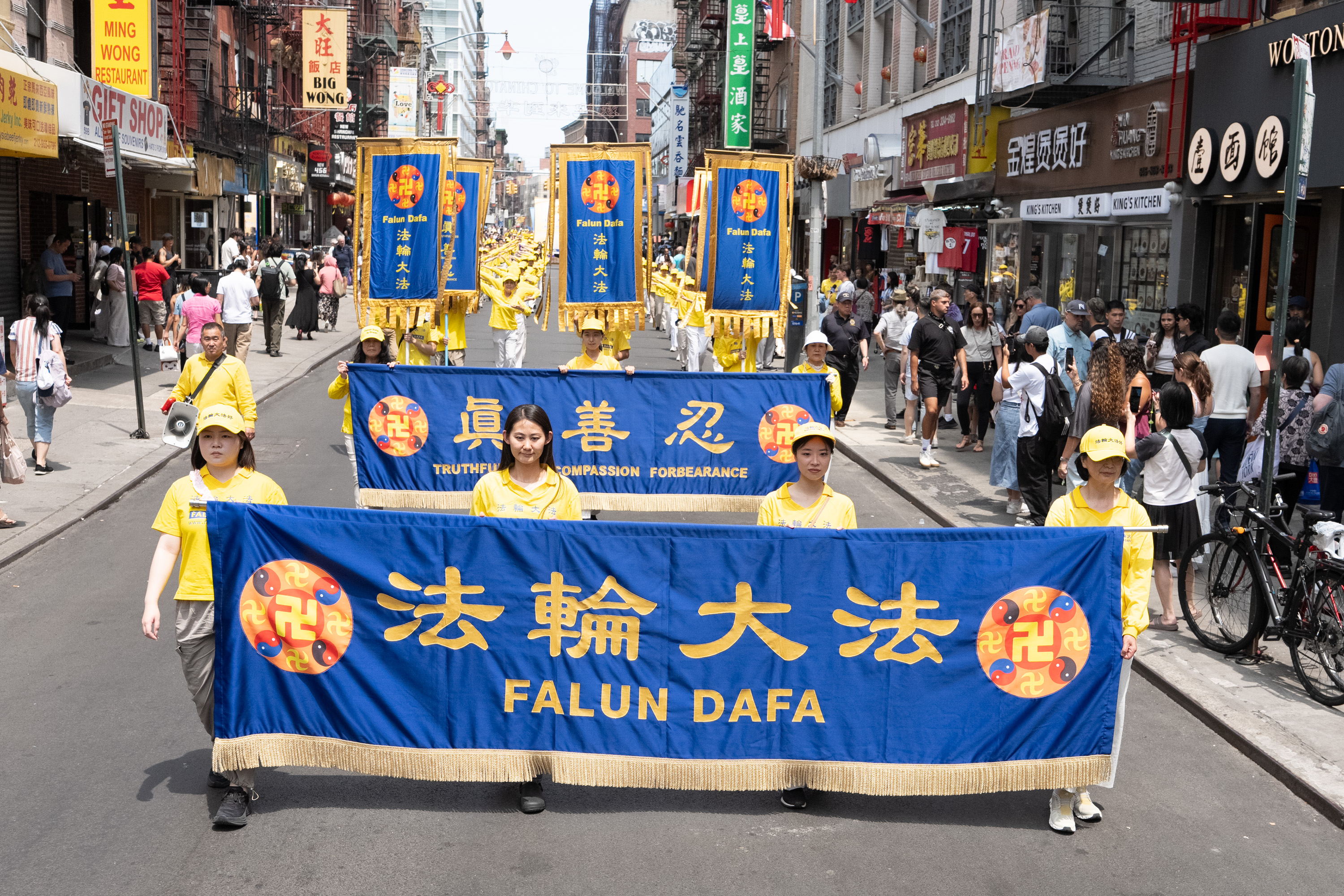 2026年7月19日(周日),上千名大纽约地区法轮功学员举行“7‧20”反迫害27周年暨声援4.6亿中国人退出中共的大型游行活动。(戴兵/大纪元)