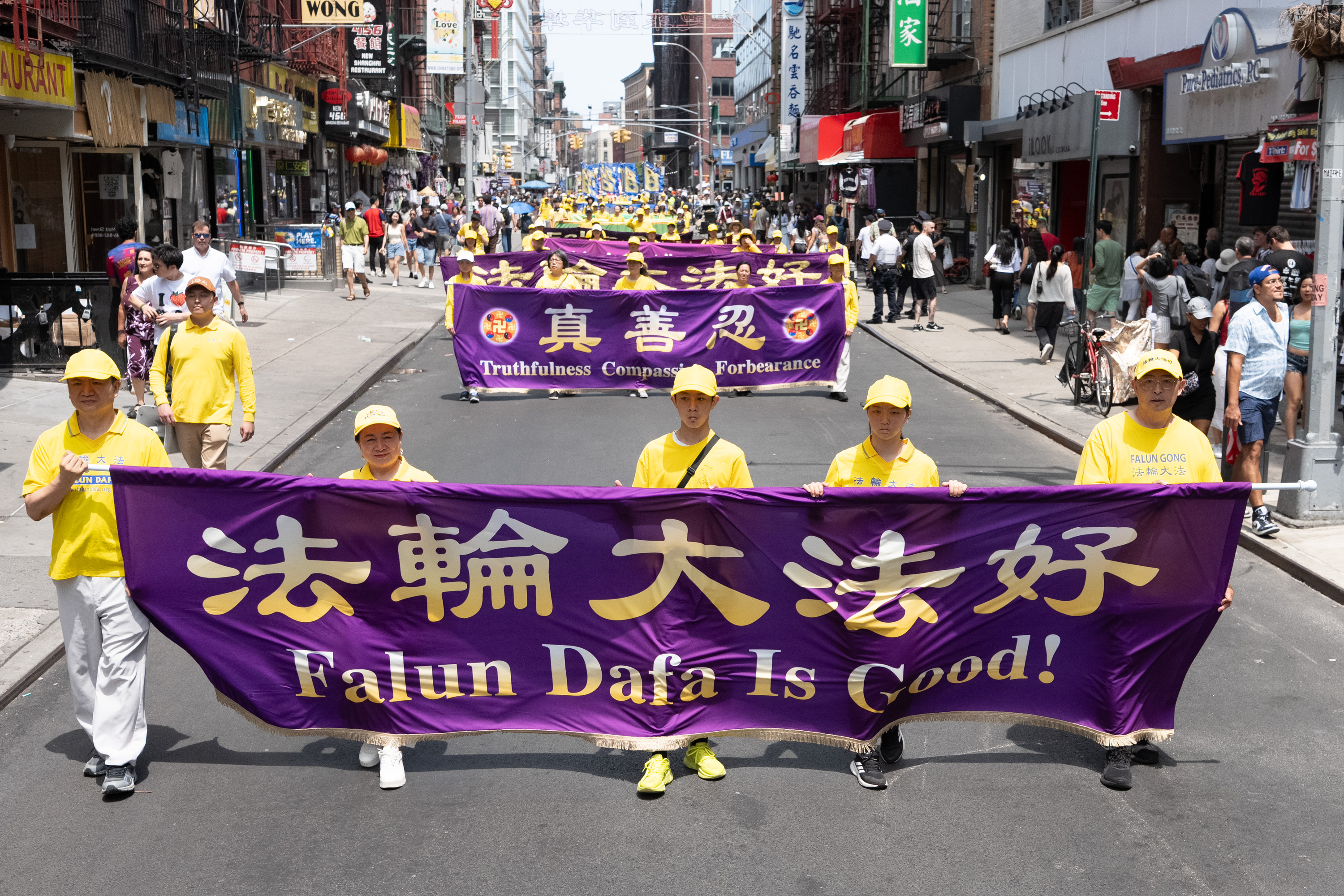 2026年7月19日(周日),上千名大纽约地区法轮功学员举行“7‧20”反迫害27周年暨声援4.6亿中国人退出中共的大型游行活动。(戴兵/大纪元)