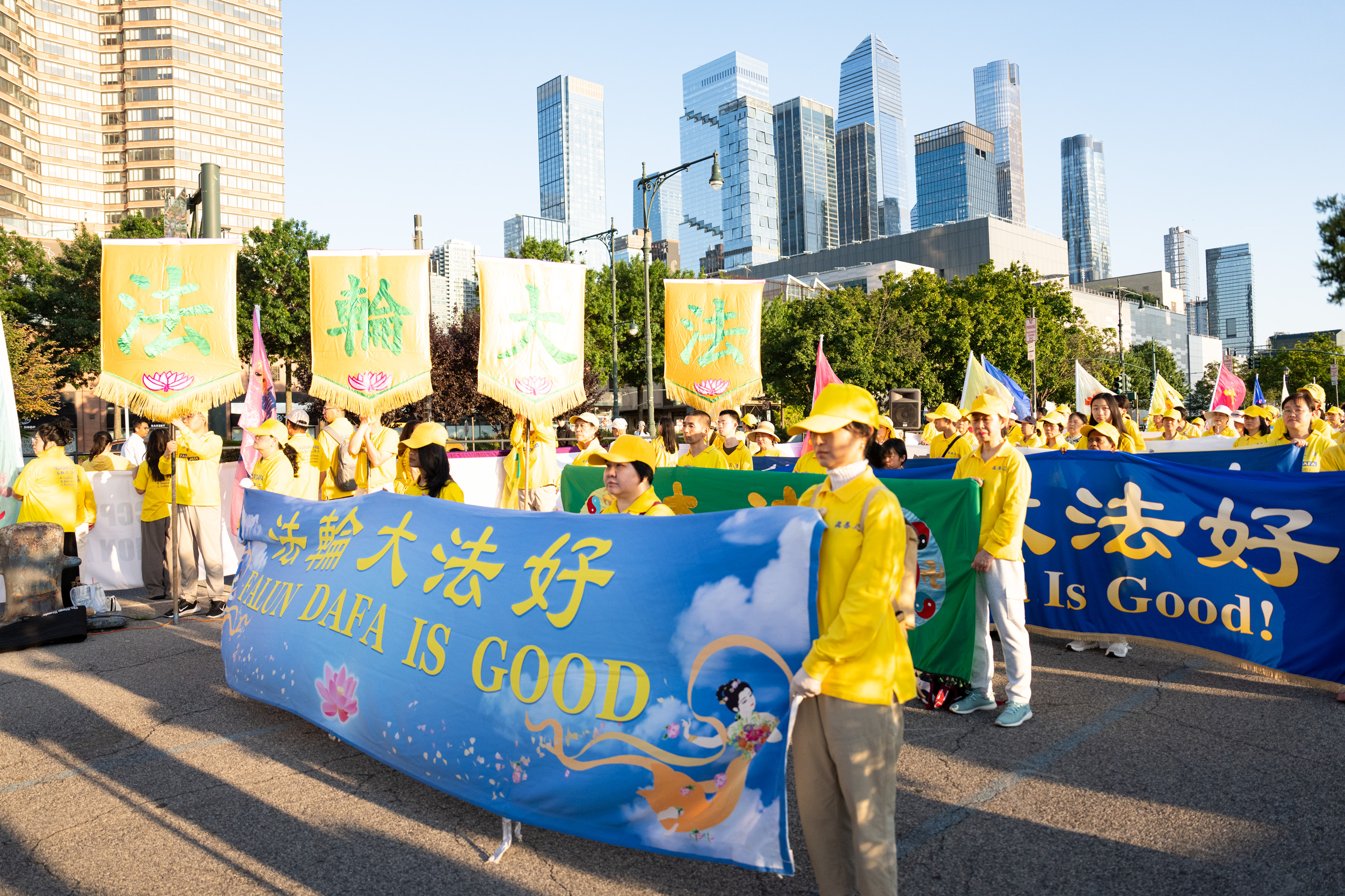 7月20日,大紐約地區部分法輪功學員在紐約中領館前舉行「7.20反迫害27周年」集會及燭光夜悼。(戴兵/大紀元)