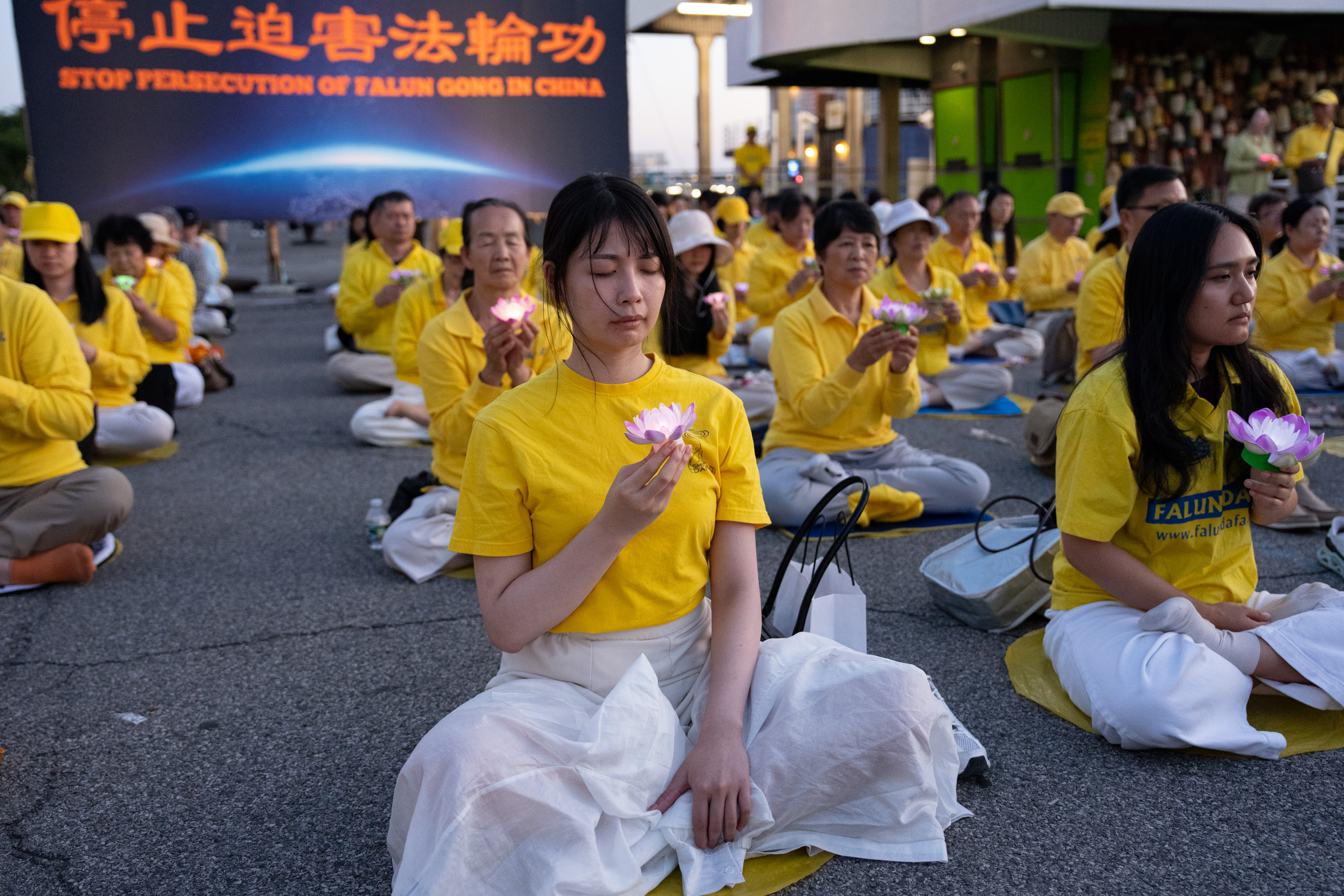 7月20日,大紐約地區部分法輪功學員在紐約中領館前舉行「7.20反迫害27周年」集會及燭光夜悼。(戴兵/大紀元)