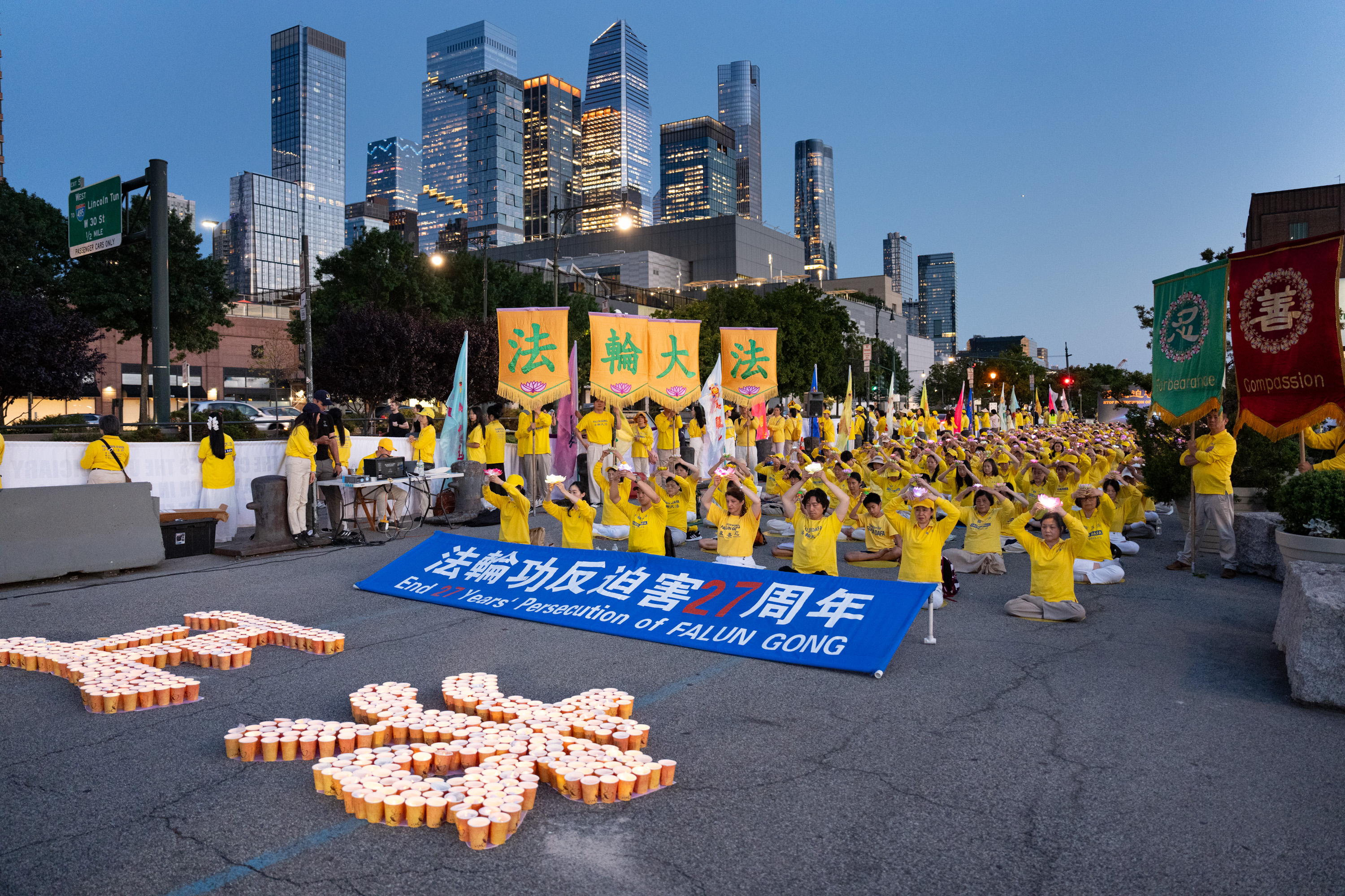 7月20日,大紐約地區部分法輪功學員在紐約中領館前舉行「7.20反迫害27周年」集會及燭光夜悼。(戴兵/大紀元)