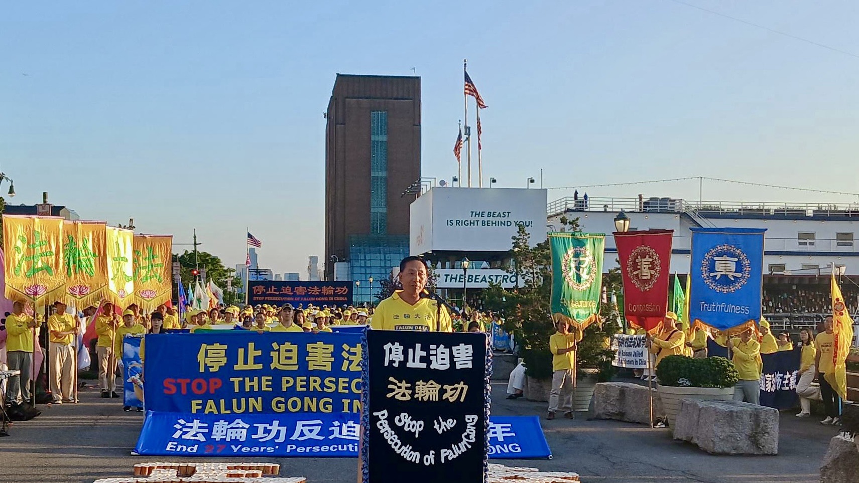7月20日,法輪功學員魏本生在中領館前「7•20反迫害27周年」集會現場發言。(王麗飛/大紀元)