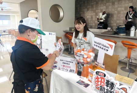 台灣世界展望會設置原創角色「米寶」公益賦能扭蛋互動攤位,邀請同仁透過趣味互動認識全球脆弱兒童的處境。