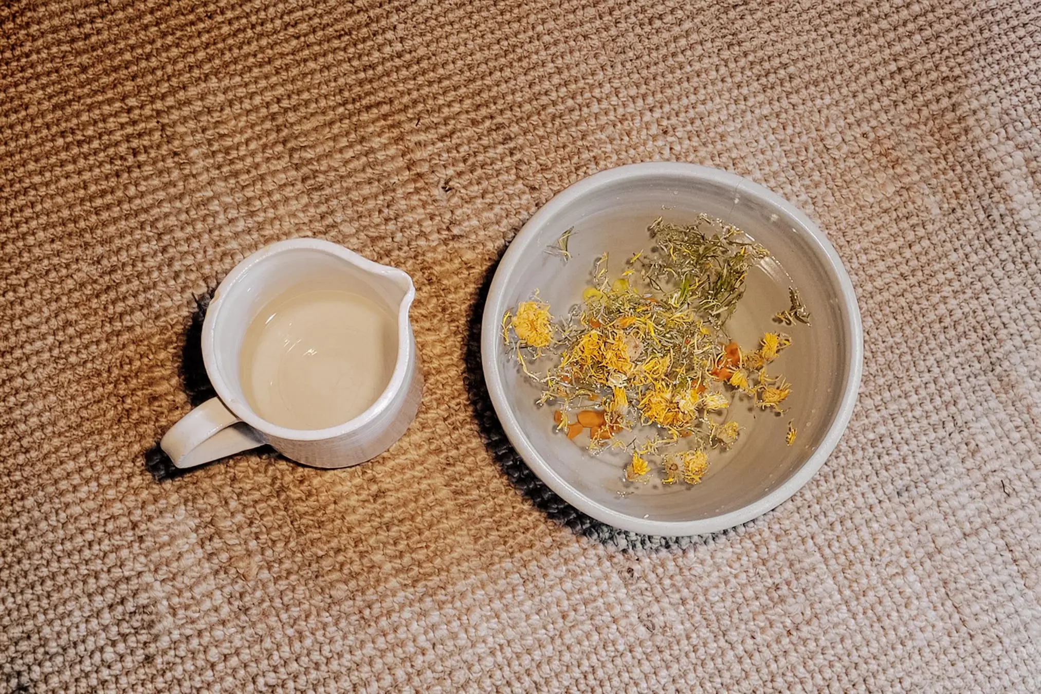 將所有草藥放入盆中,注入適量溫水。(Courtesy of Alexandra Roach.)