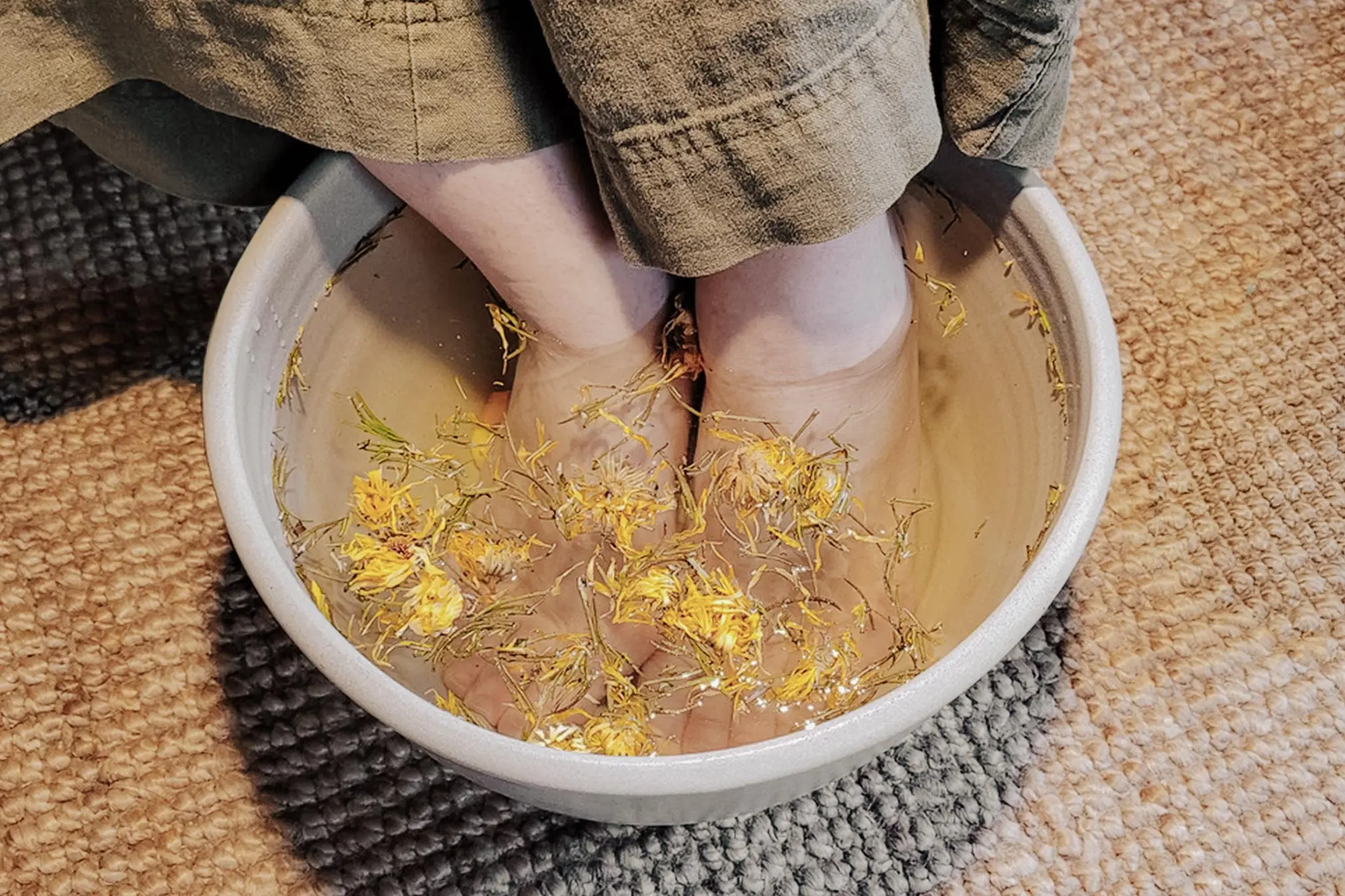 將雙腳放入水中。(Courtesy of Alexandra Roach.)