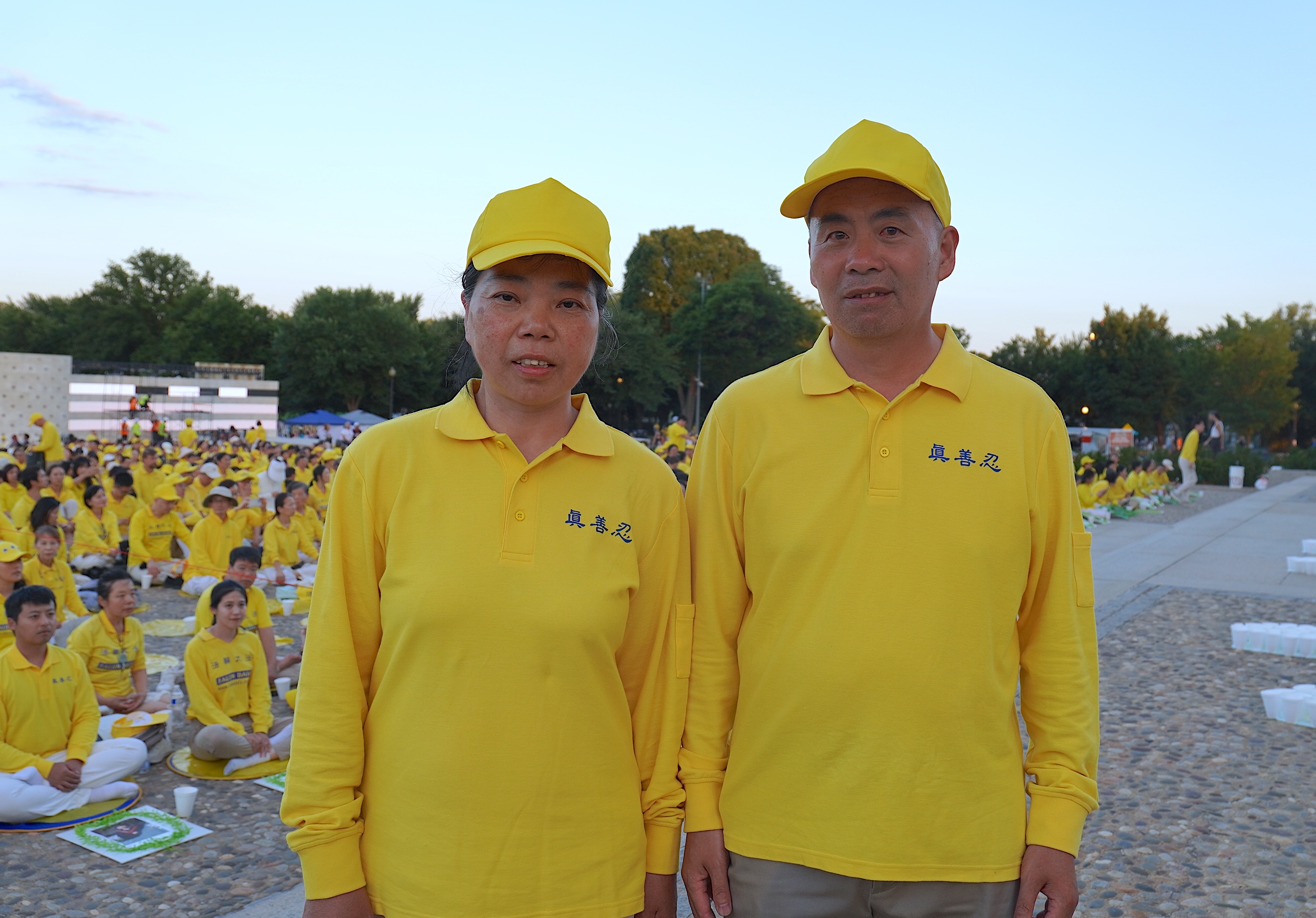 2026年7月23日,燭光悼念前,華府法輪功學員羅素娟和先生劉德喜在林肯紀念堂。(張奕/大紀元)