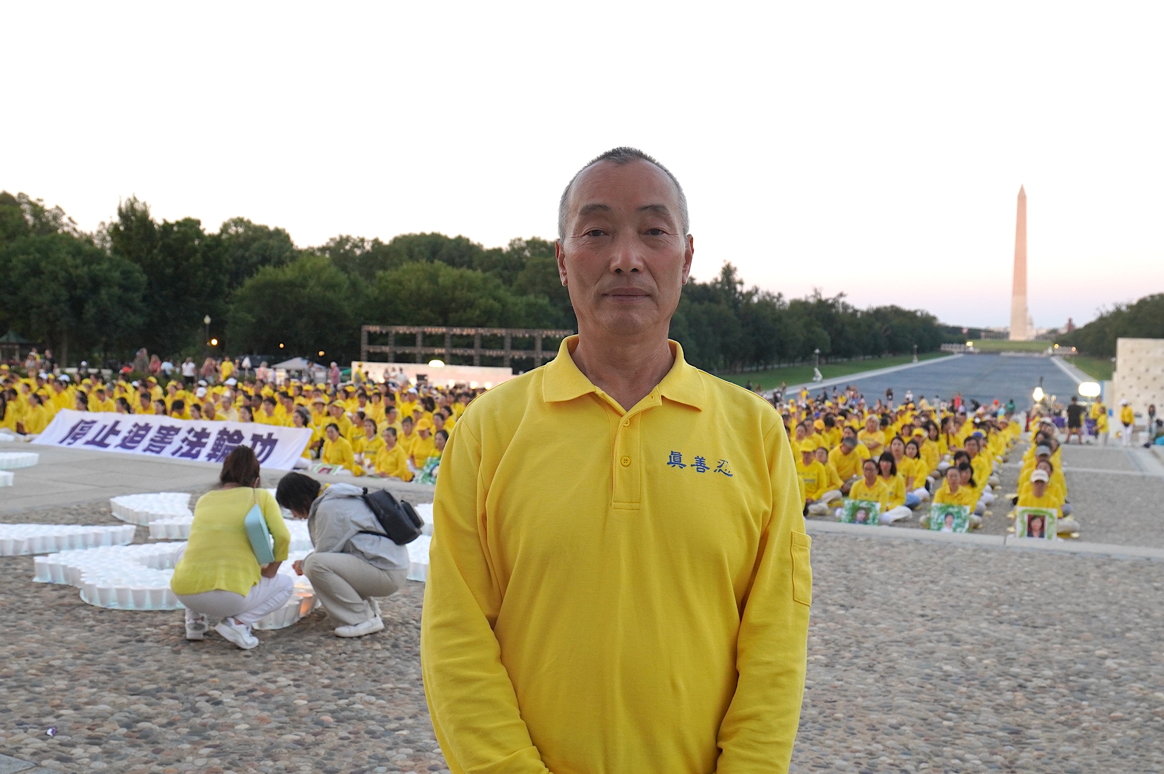 2026年7月23日,燭光悼念前,紐約法輪功學員陳進在林肯紀念堂。(張奕/大紀元)
