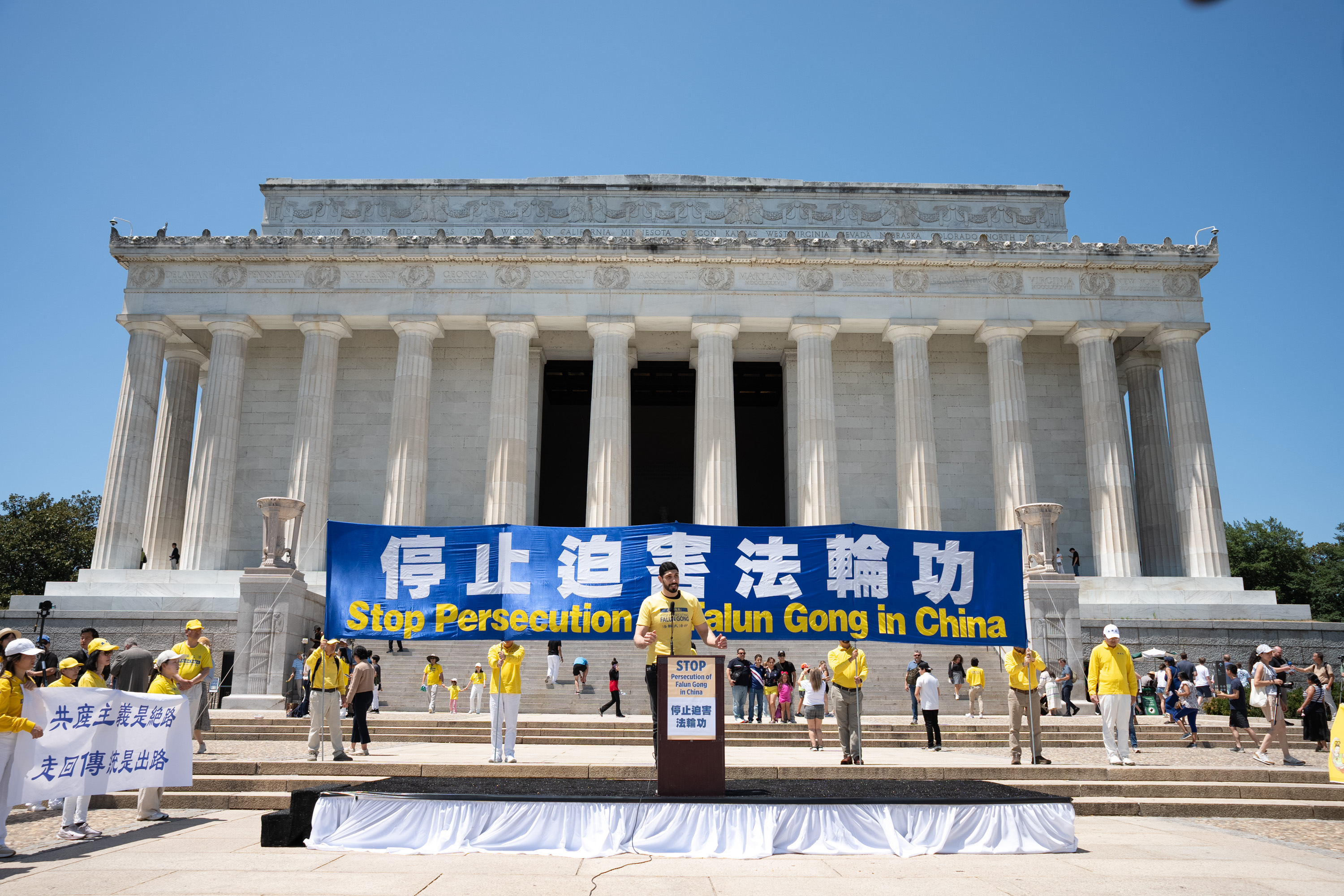 2026年7月23日,前NBA球星、知名國際人權活動家埃內斯‧坎特‧弗里德姆(Enes Kanter Freedom)在華盛頓DC林肯紀念堂前舉行的法輪功反迫害27周年大型集會上發言。(戴兵/大紀元)