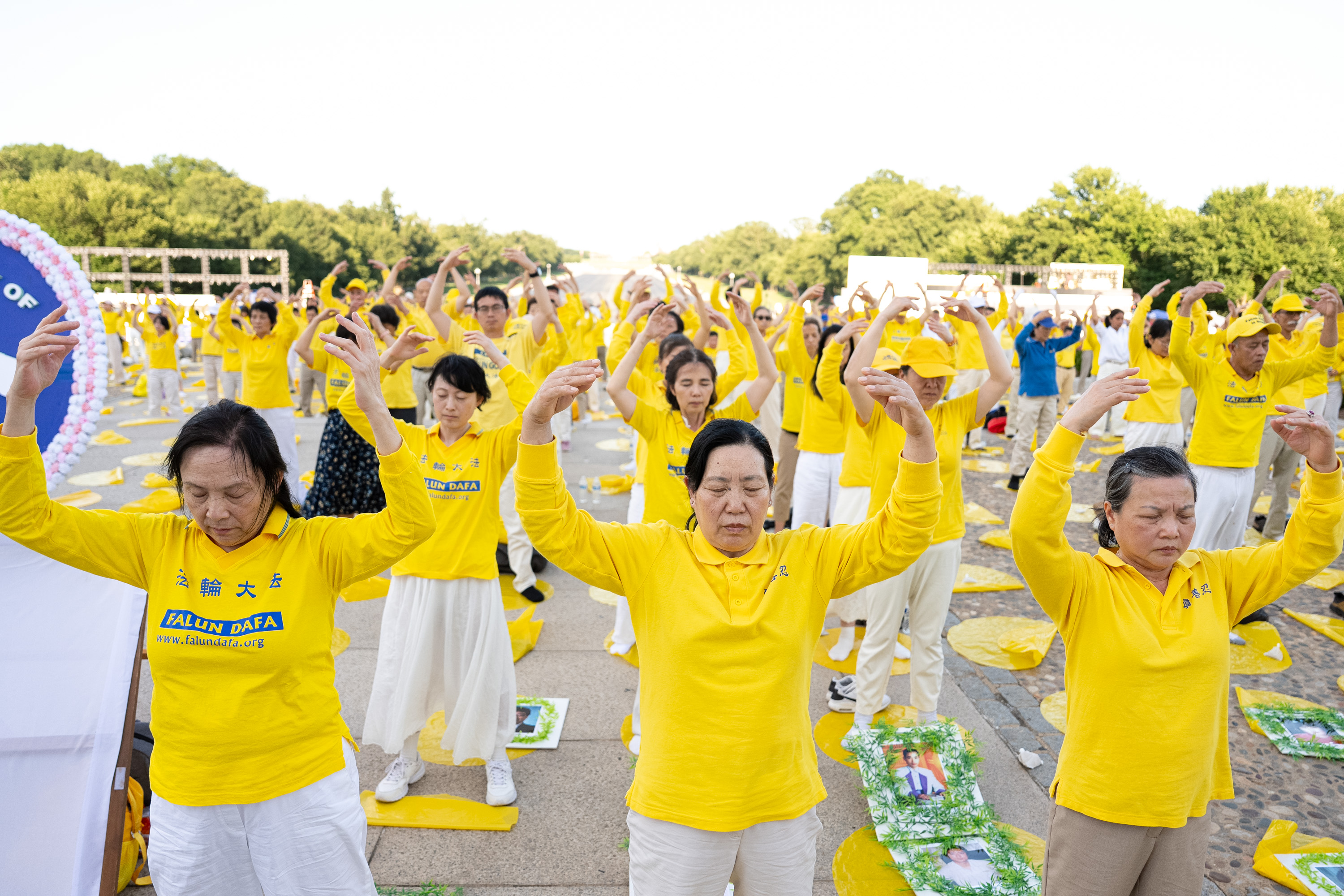2026年7月23日晚,美国首都林肯纪念堂前,美国东部部分法轮功学员近两千人,悼念27年来被中共迫害离世的法轮功学员,呼吁立即制止中共迫害法轮功。(戴兵/大纪元)