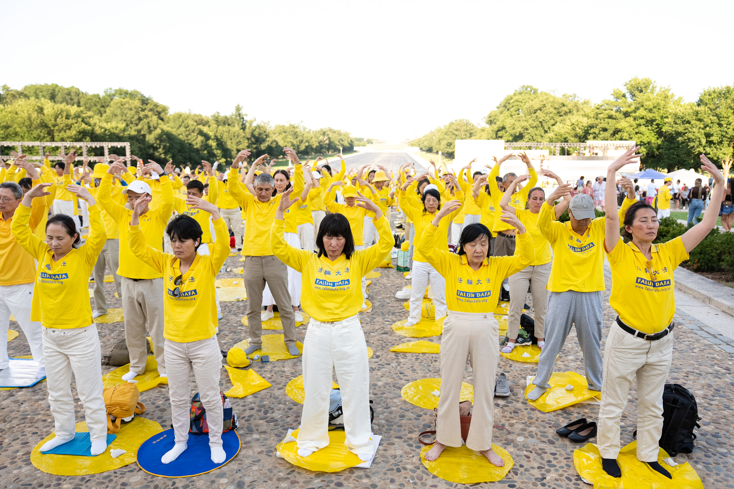 2026年7月23日晚,美国首都林肯纪念堂前,美国东部部分法轮功学员近两千人,悼念27年来被中共迫害离世的法轮功学员,呼吁立即制止中共迫害法轮功。(戴兵/大纪元)