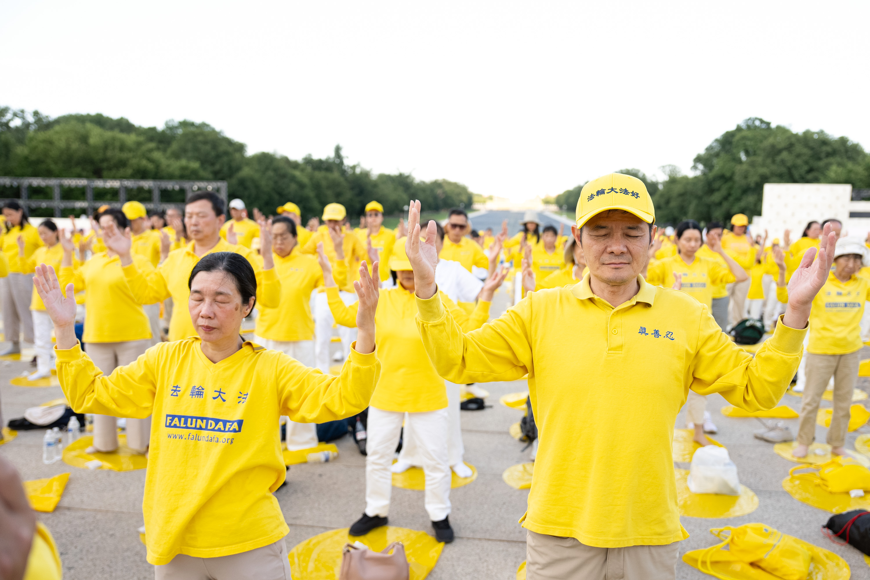 2026年7月23日晚,美国首都林肯纪念堂前,美国东部部分法轮功学员近两千人,悼念27年来被中共迫害离世的法轮功学员,呼吁立即制止中共迫害法轮功。(戴兵/大纪元)