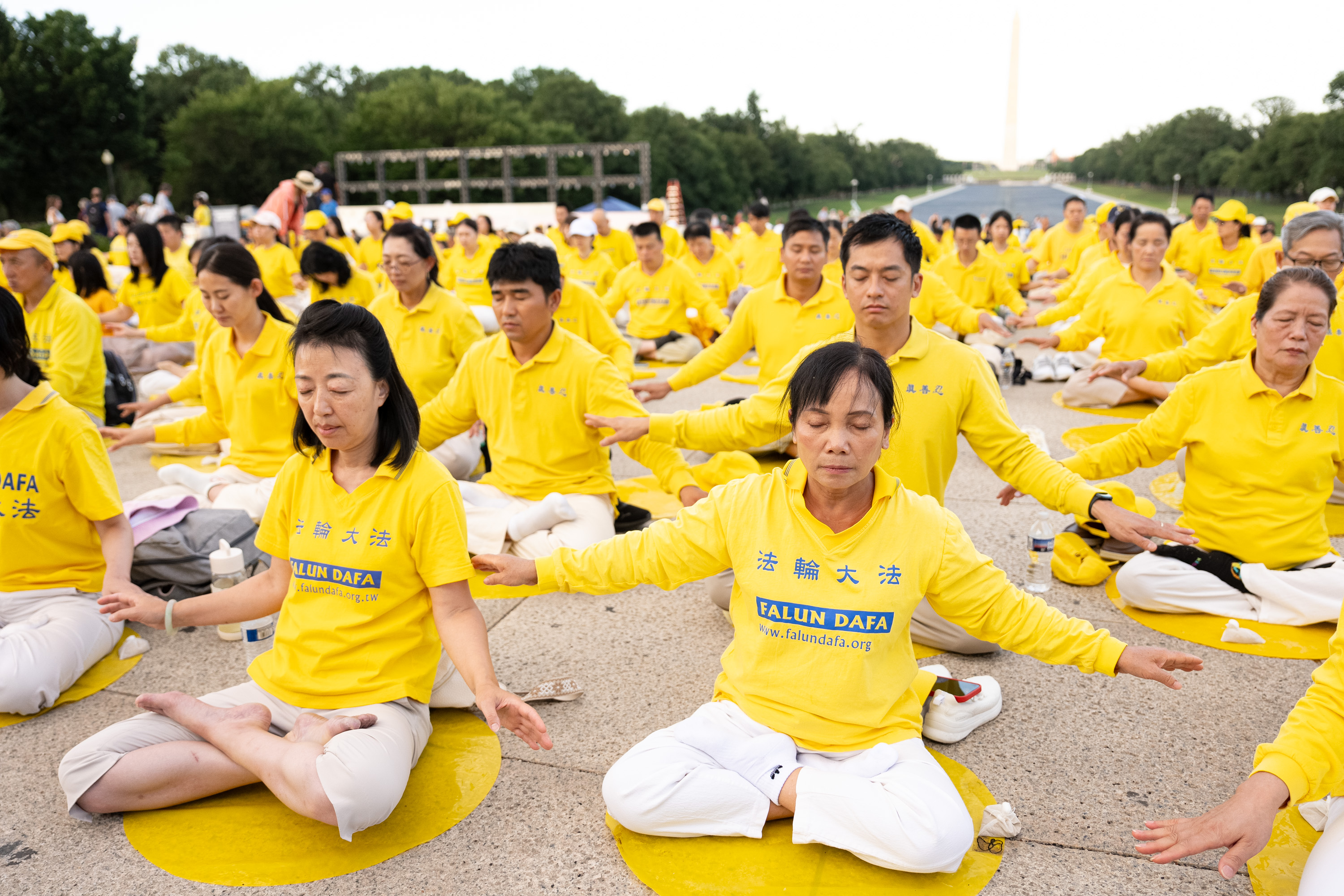 2026年7月23日晚,美国首都林肯纪念堂前,美国东部部分法轮功学员近两千人,悼念27年来被中共迫害离世的法轮功学员,呼吁立即制止中共迫害法轮功。(戴兵/大纪元)