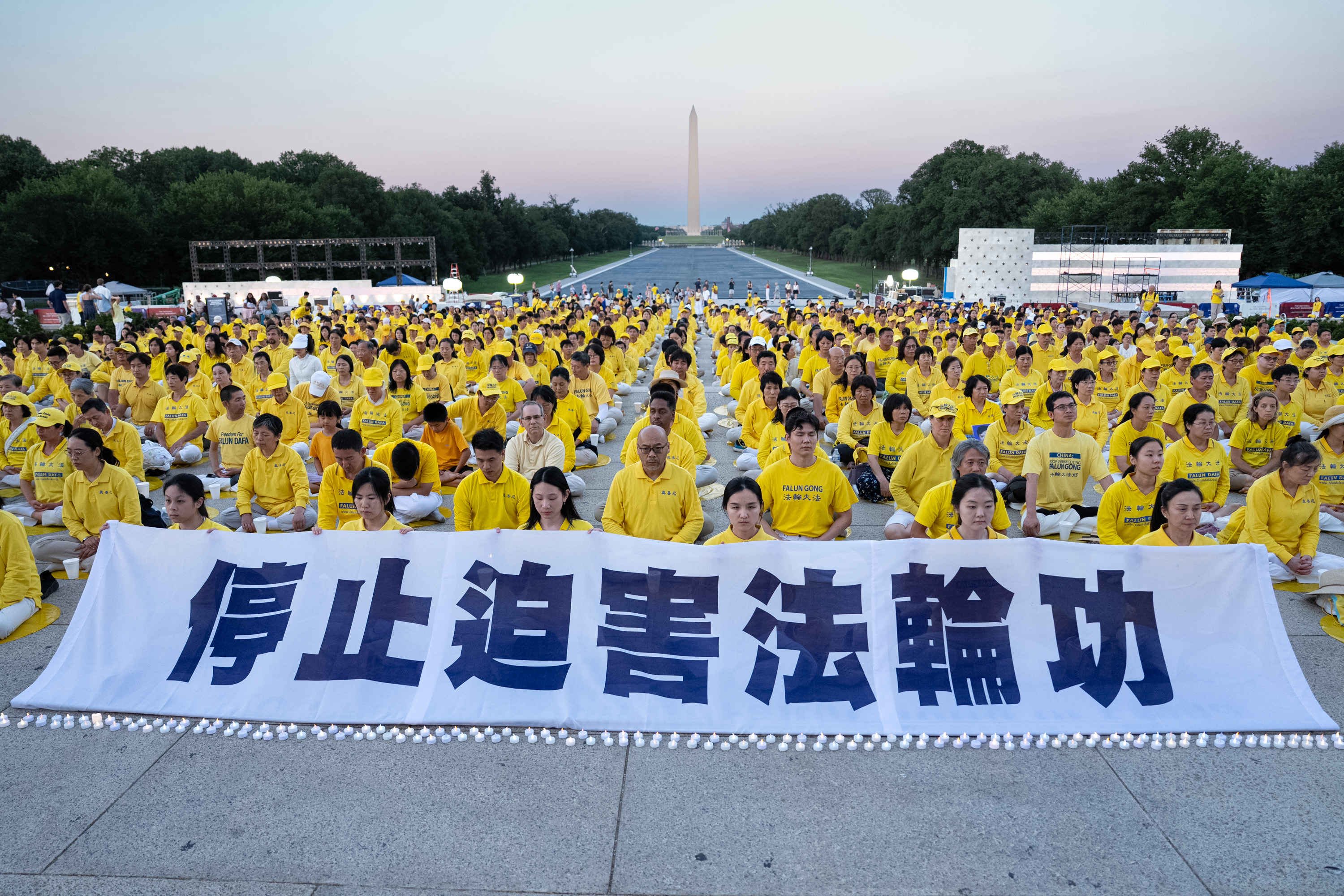 2026年7月23日晚,美国首都林肯纪念堂前,美国东部部分法轮功学员近两千人,悼念27年来被中共迫害离世的法轮功学员,呼吁立即制止中共迫害法轮功。(戴兵/大纪元)