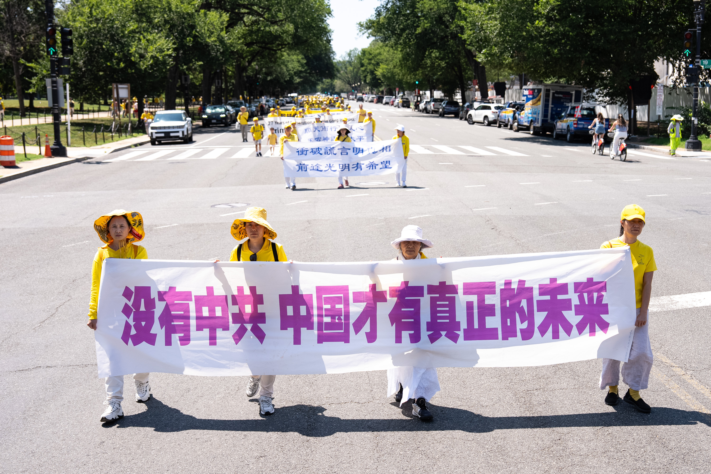 2026年7月23日,来自美东地区的部分法轮功学员及支持者在美国首都华盛顿DC举行大游行,抗议中共过去27年来对法轮功团体的残酷迫害,呼吁“解体中共、停止迫害法轮功”。(戴兵/大纪元)