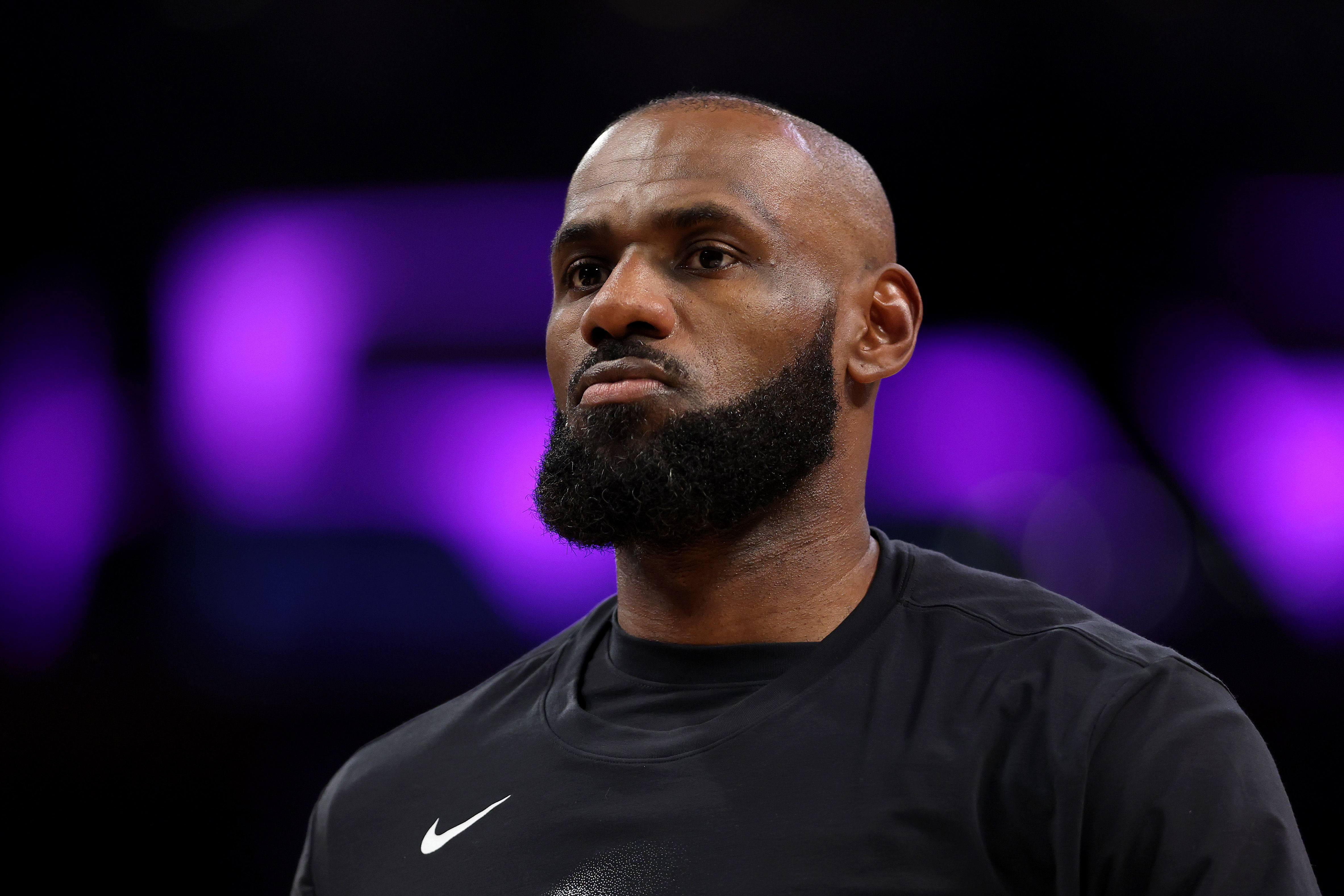 2026年7月24日,NBA巨星勒布朗‧詹姆斯(LeBron James)正式宣布,加盟費城76人隊,開啟職業生涯的最後一站,全力衝擊個人的第五座總冠軍。(Luke Hales/Getty Images)
