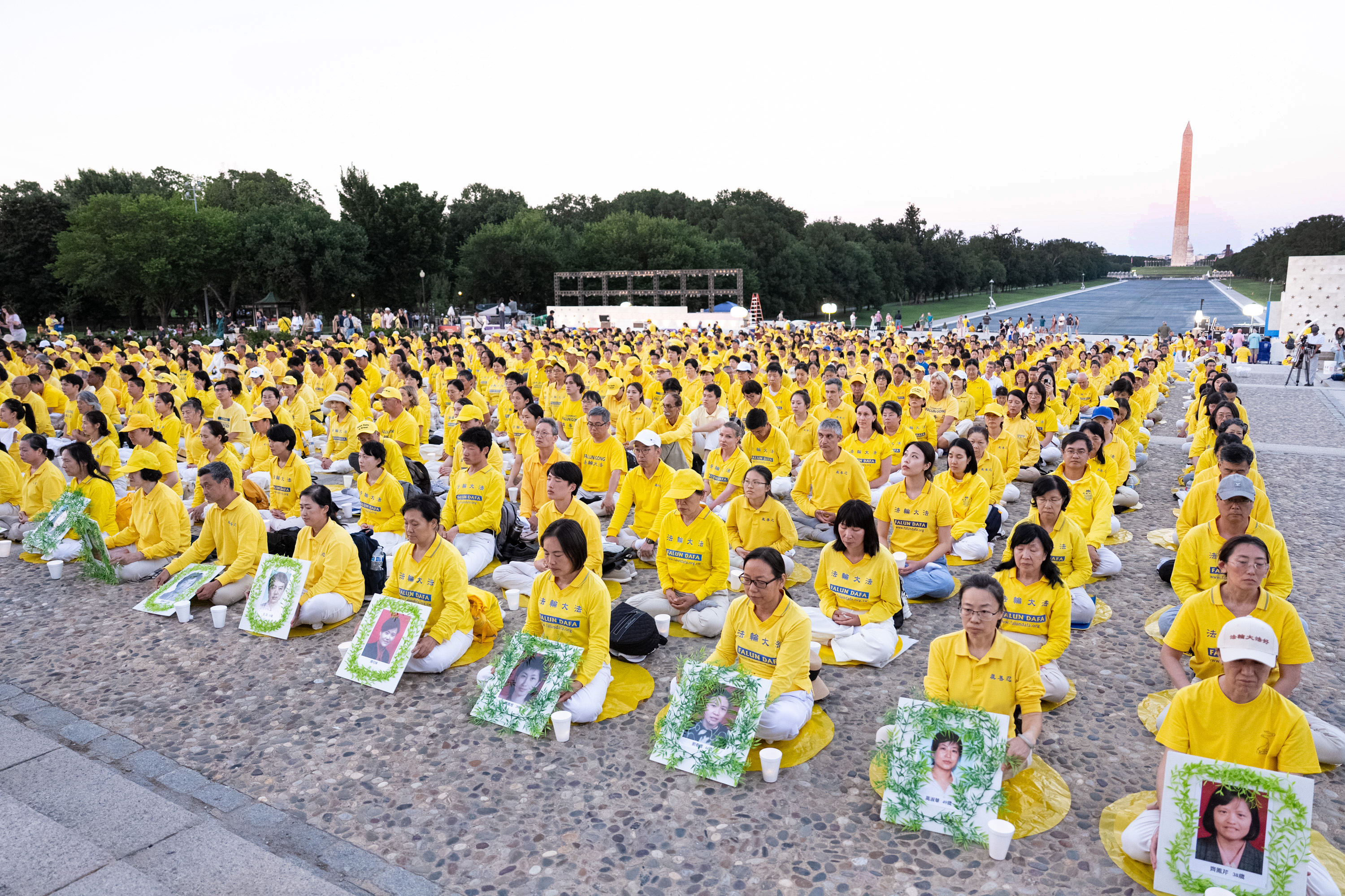 2026年7月23日晚,美国首都林肯纪念堂前,美国东部部分法轮功学员近两千人手捧烛光,席地而坐,静静悼念27年来被中共迫害离世的法轮功学员,呼吁立即制止中共迫害法轮功。(戴兵/大纪元)