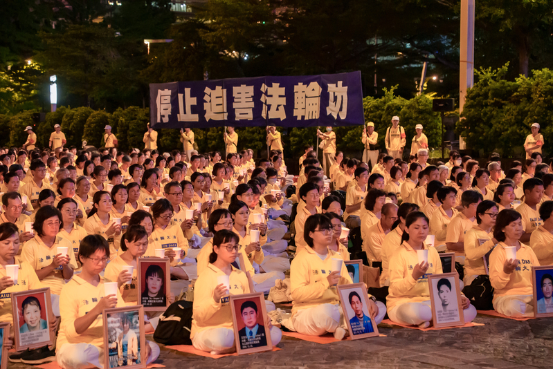 2026年7月25,台灣部份法輪功學員在台北市民廣場舉辦「7‧20」反迫害遊行和燭光悼念活動。(趙郁誠/大紀元)