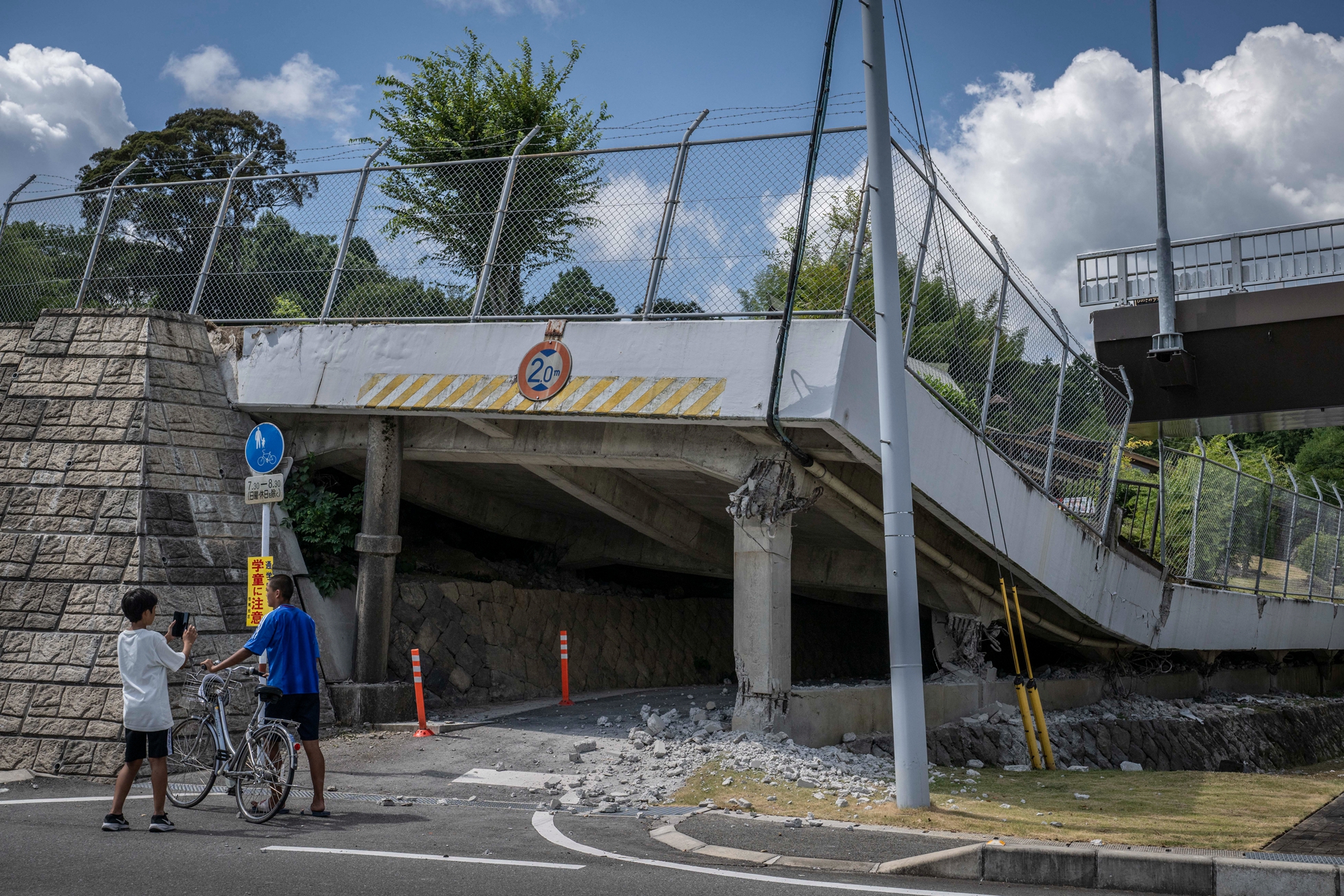 2026年7月29日,日本熊本县冰川町的一段高架路在地震中坍塌。此前一天,熊本县发生7.1级强震。(Yuichi Yamazaki/AFP via Getty Images)