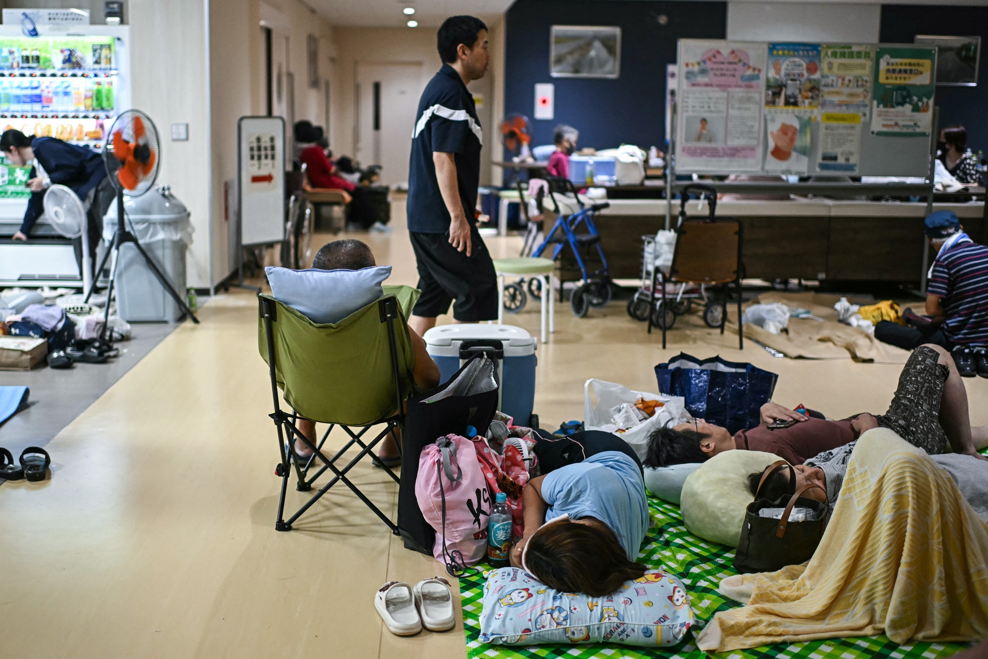 2026年7月29日,日本熊本縣宇城市(Uki city)的災民被安置到當地一個臨時避難所。(Philip Fong/AFP via Getty Images)