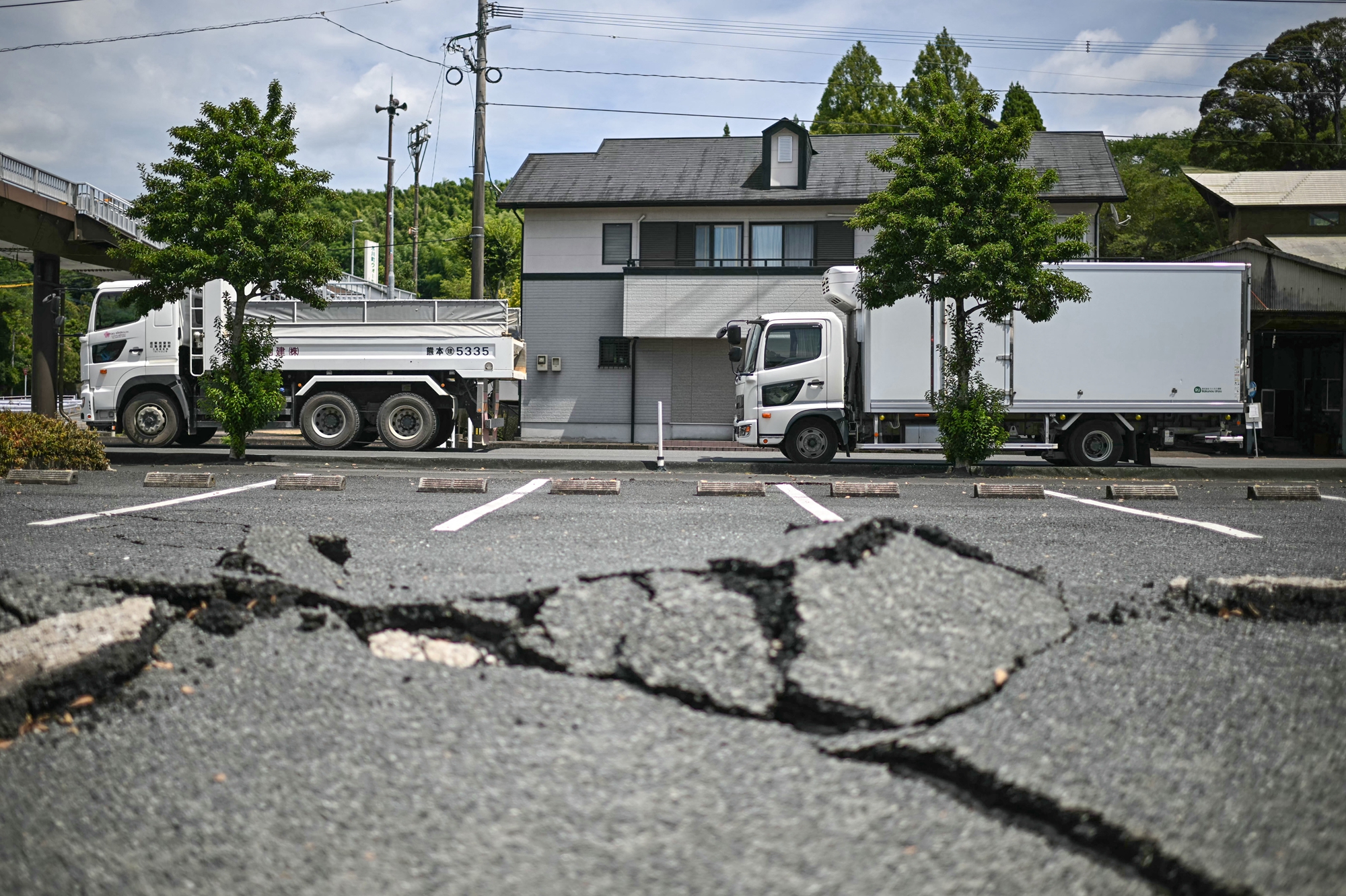 2026年7月30日,日本熊本縣冰川町一處路面在地震中損毀。(Philip Fong/AFP via Getty Images)