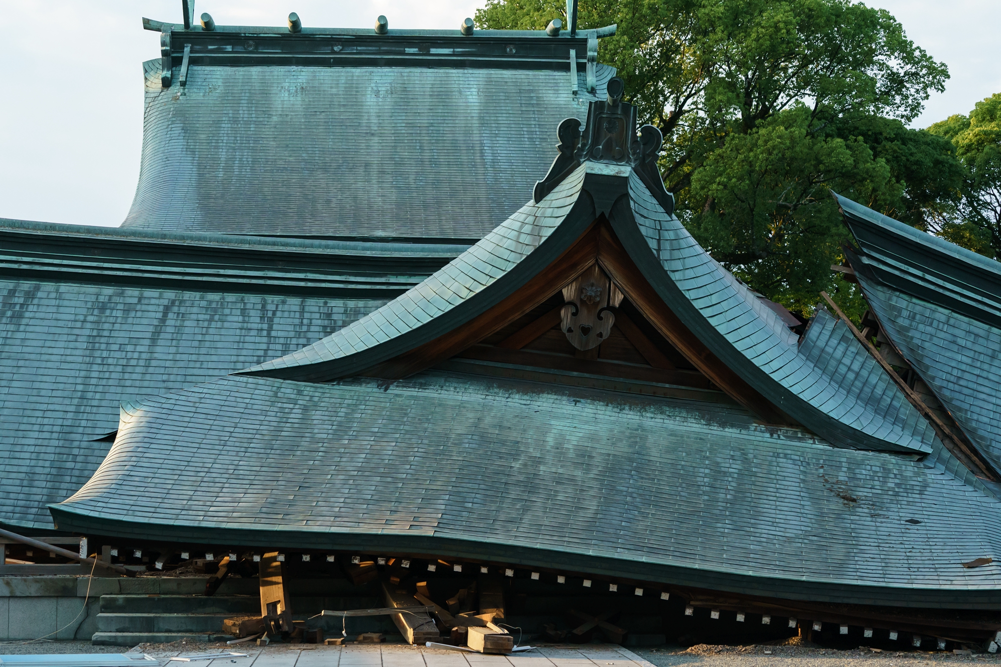2026年7月29日,日本熊本縣嘉島町一座神社的部分建築在地震中受損。(Tomohiro Ohsumi/Getty Images)