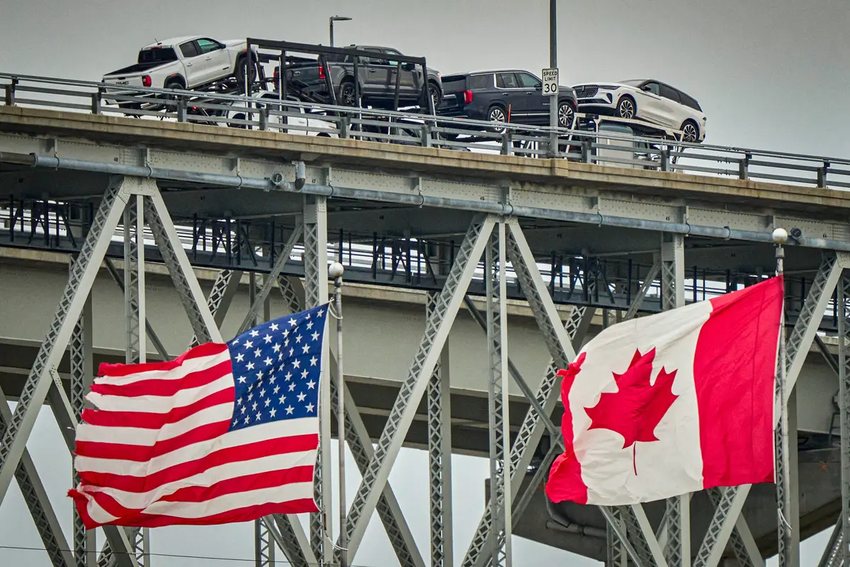 2025年4月3日,一輛載有車輛的卡車從加拿大薩尼亞(Sarnia)經藍水大橋(Blue Water Bridge)進入美國。華盛頓方面已表示,將遣返試圖從加拿大入境的中國製造車輛。(Geoff Robins/AFP via Getty Images)