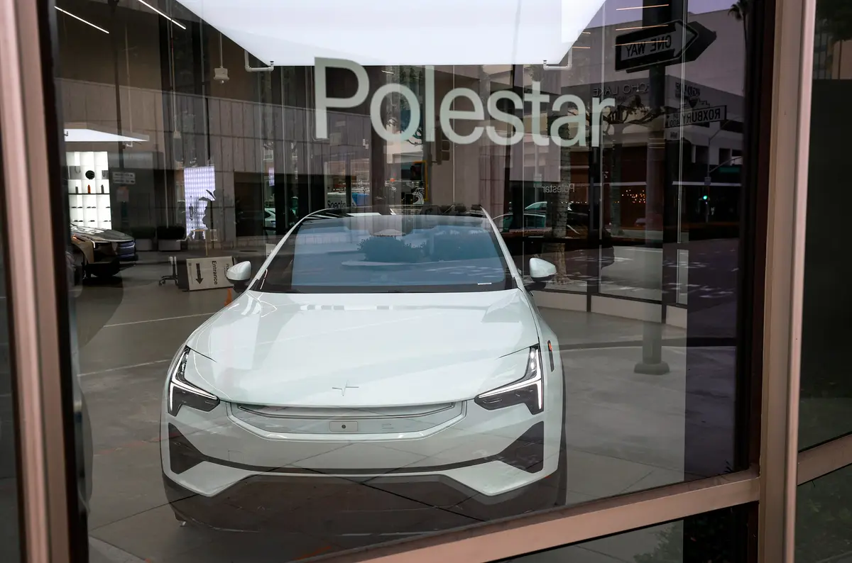 2026年6月26日,一輛極星(Polestar)汽車在加利福尼亞州比弗利山莊(Beverly Hills)的極星經銷商展廳展出。這家電動汽車製造商將從2027款車型開始被禁止在美國銷售新車,原因是美國商務部援引新的聯網汽車法規,稱極星汽車存在國家安全隱患。(Justin Sullivan/Getty Images)