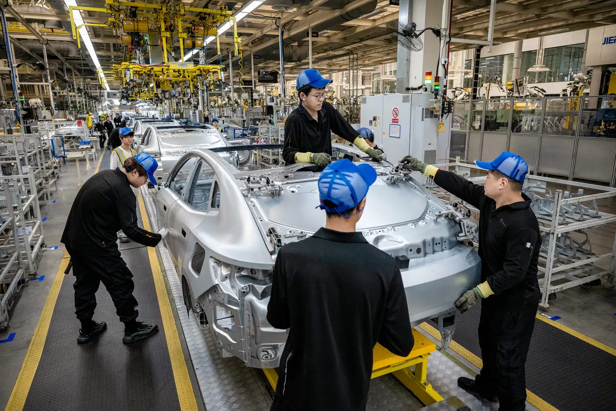 2025年5月29日,在浙江省寧波市,工人們在電動汽車製造商Zeekr的工廠生產線上組裝汽車車架。加拿大允許越來越多的中國製造的電動汽車以6.1%的關稅進口,低於之前的100%。(Kevin Frayer/Getty Images)
