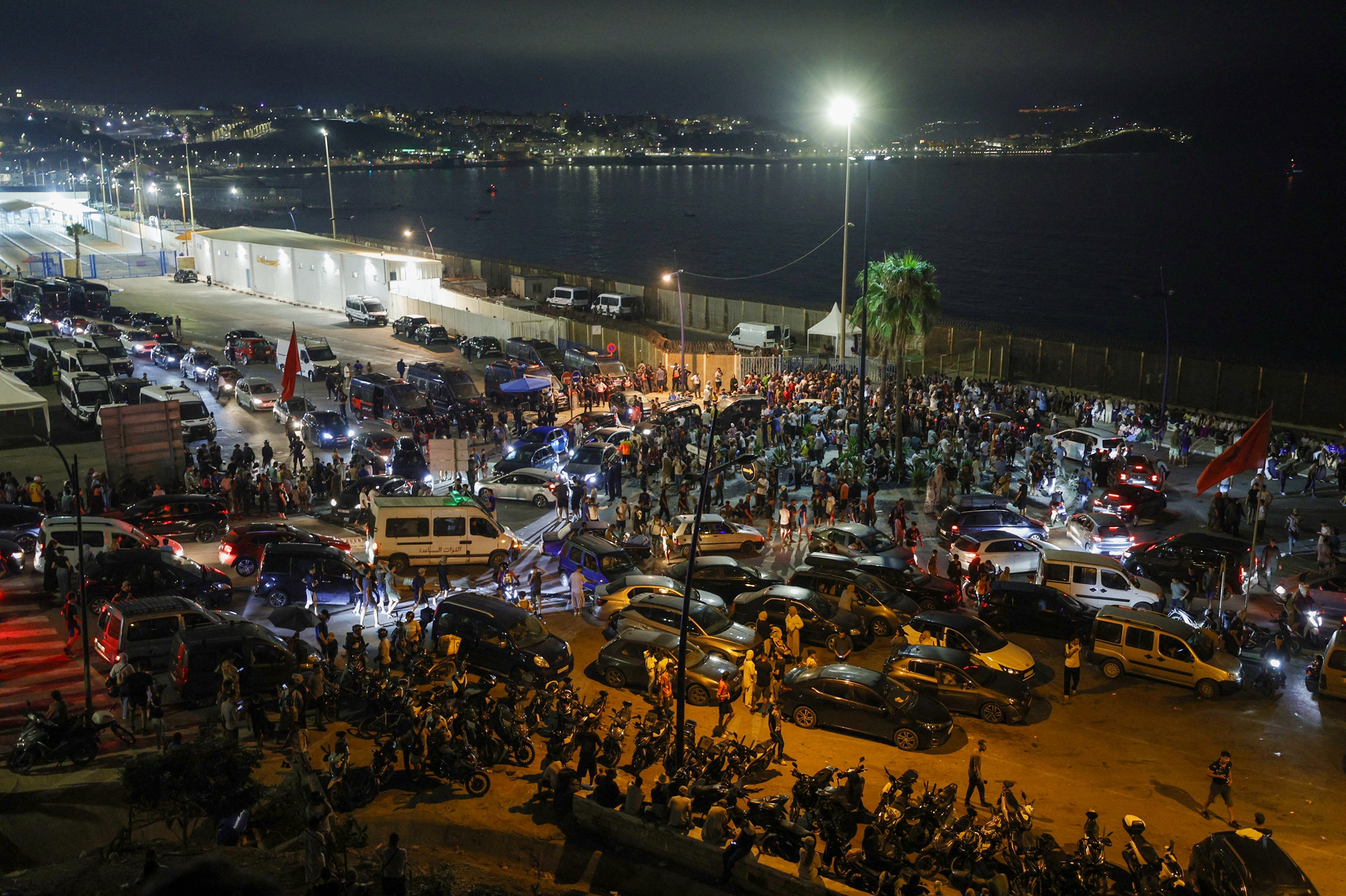 2026年7月30日,人們聚集在摩洛哥與西班牙邊境的巴布塞布塔(Bab Sebta),這裡靠近西班牙飛地休達和摩洛哥城鎮菲尼代克(Fnideq)。(Abdelmajid BZIOUAT/AFP via Getty Images)