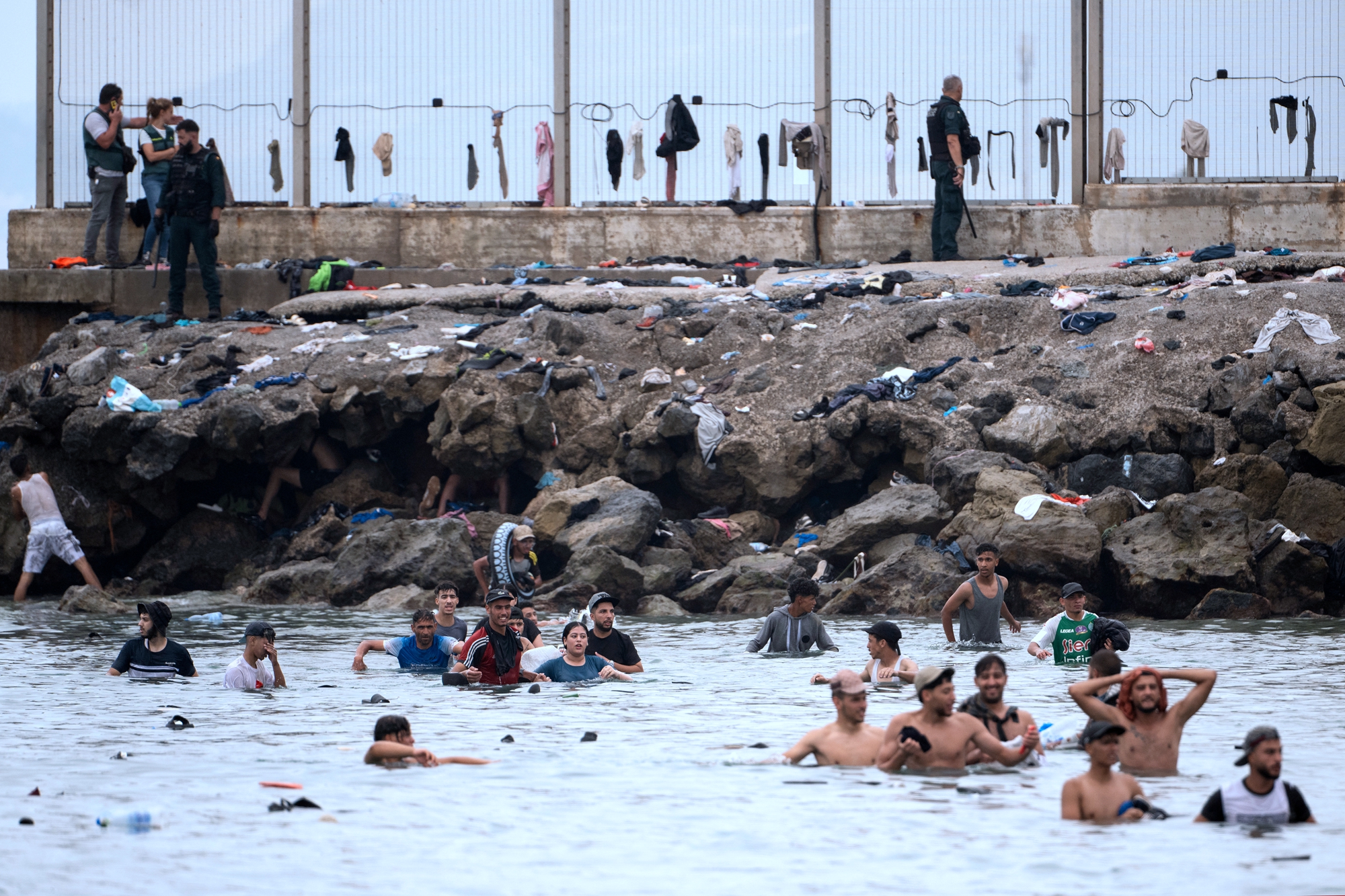 2026年7月31日,在大批移民試圖通過游泳渡海抵達西班牙北非飛地休達之際,西班牙國民警衛隊(Guardia Civil)成員在邊境海岸維持秩序。(JORGE GUERRERO/AFP via Getty Images)