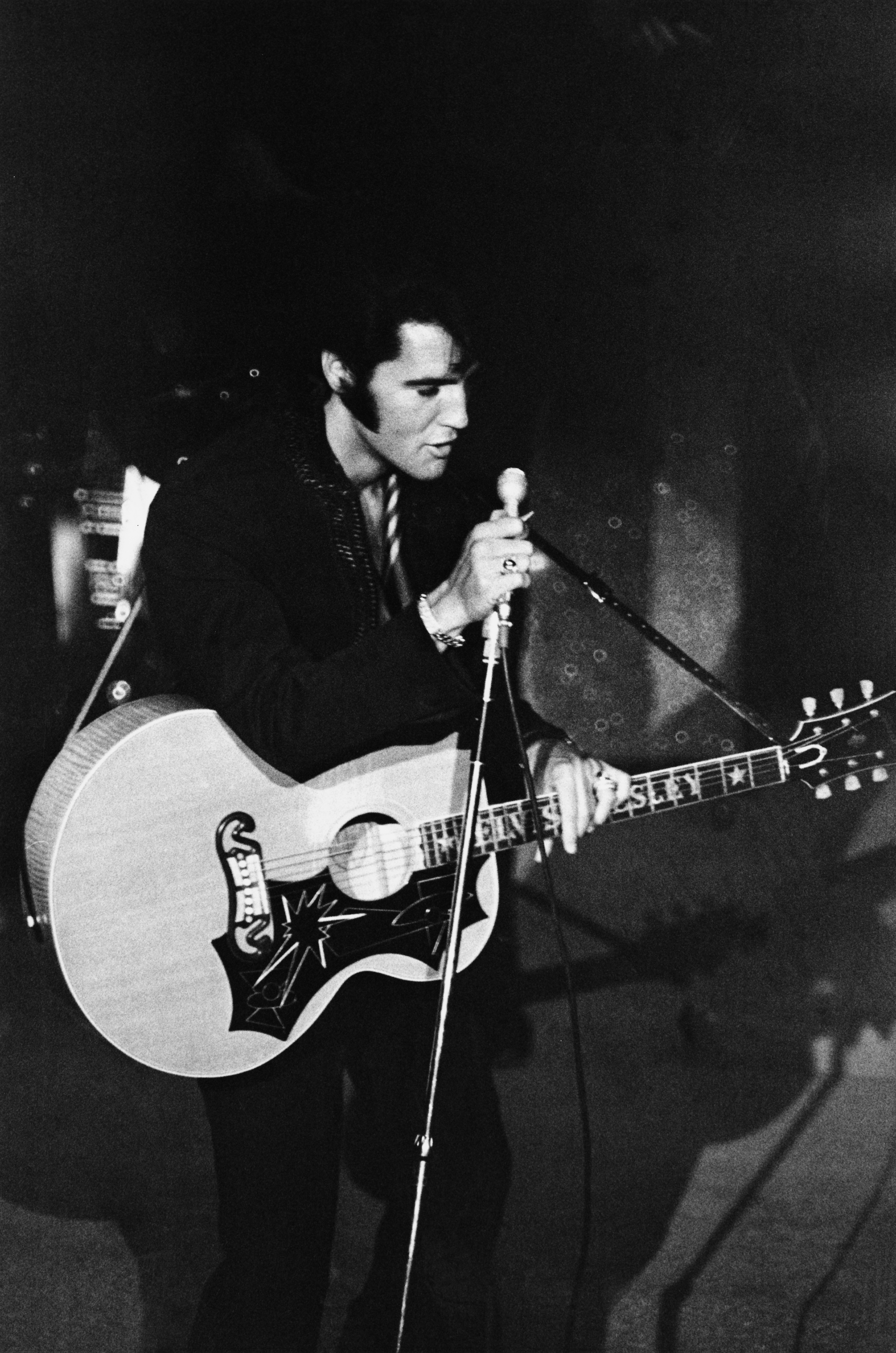 1969年8月,「貓王」在拉斯維加斯登台表演。(Archive Photos/Getty Images)