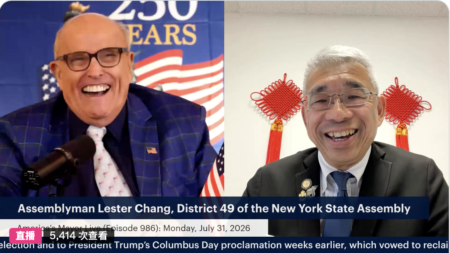 鄭永佳(右)昨天在前紐約市長朱利安尼(左)的Podcast節目中,談及哥倫布雕塑的計劃。