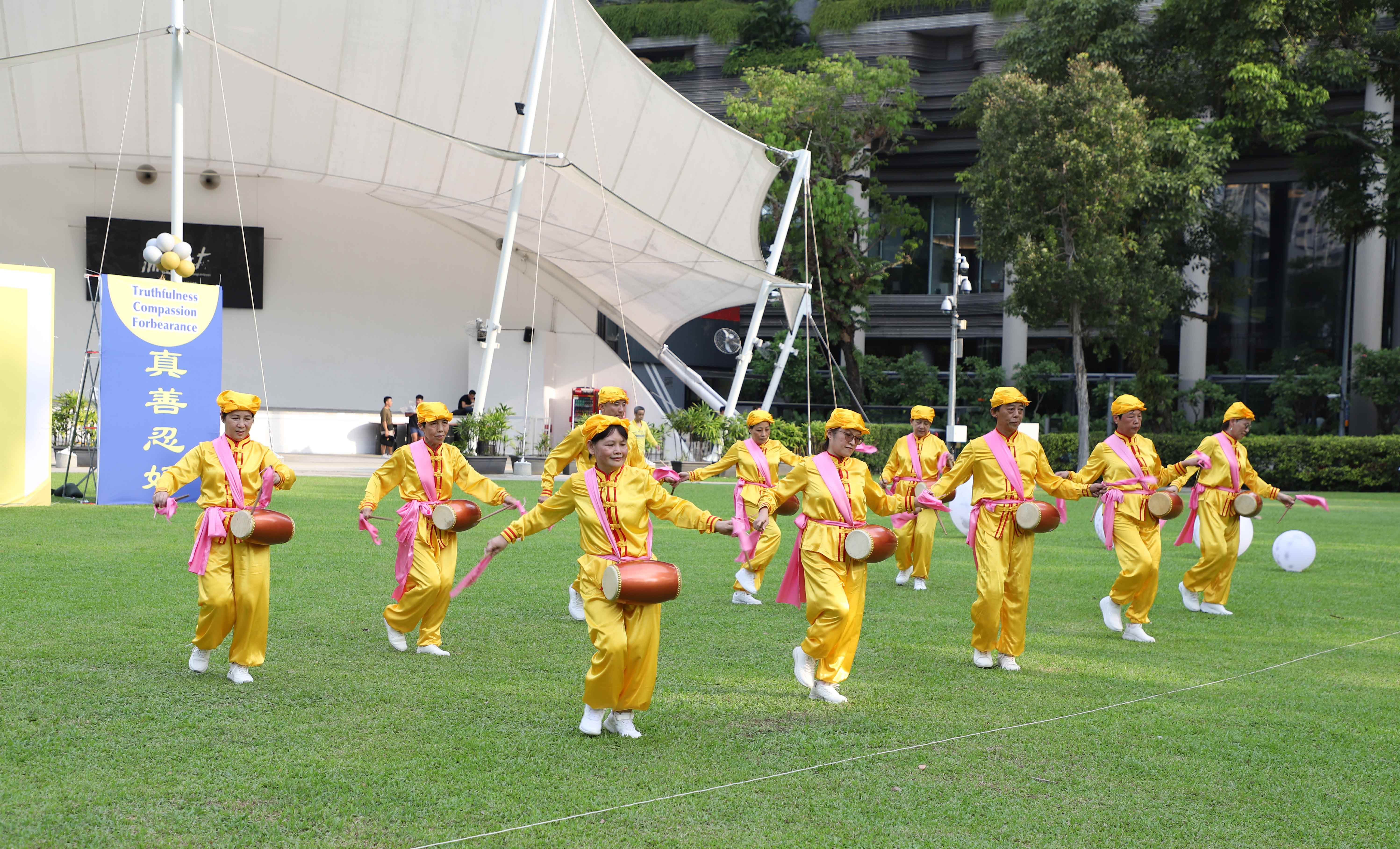 由法輪功學員組成的腰鼓隊正在表演。(繩銓/大紀元)