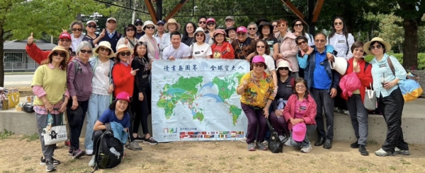 8月2日空大楓情讀書會舉辦「夏季大自然一日遊」,於Hope小鎮合影。(楓情讀書會提供)