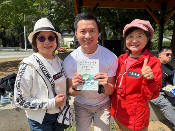 8月2日空大楓情讀書會舉辦「夏季大自然一日遊」,於Hope小鎮,詹月雲與劉美榮帶動大家玩起戶外趣味遊戲。(楓情讀書會提供)