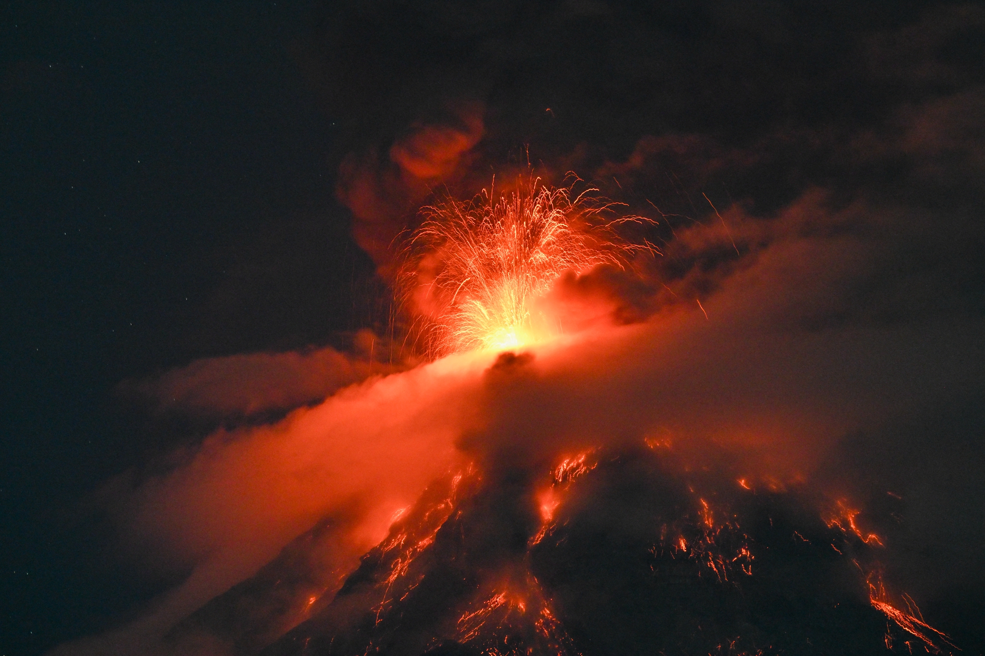 2026年8月3日,危地馬拉的活火山富埃戈火山發生猛烈噴發,熔岩流順着山坡傾瀉而下,巨大的火山灰柱噴射到約6000米高的空中。(Johan Ordonez/AFP via Getty Images)