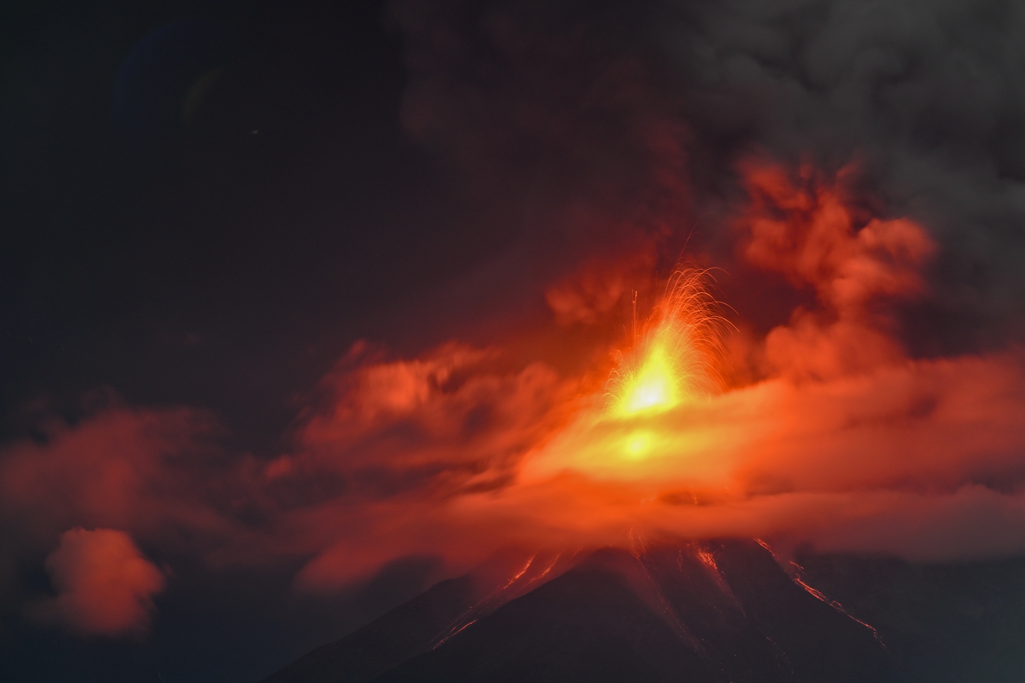 2026年8月4日凌晨,危地馬拉的活火山富埃戈火山持續噴發,火山口噴出的熔岩噴泉高達約200至300米。(Johan Ordonez/AFP via Getty Images)