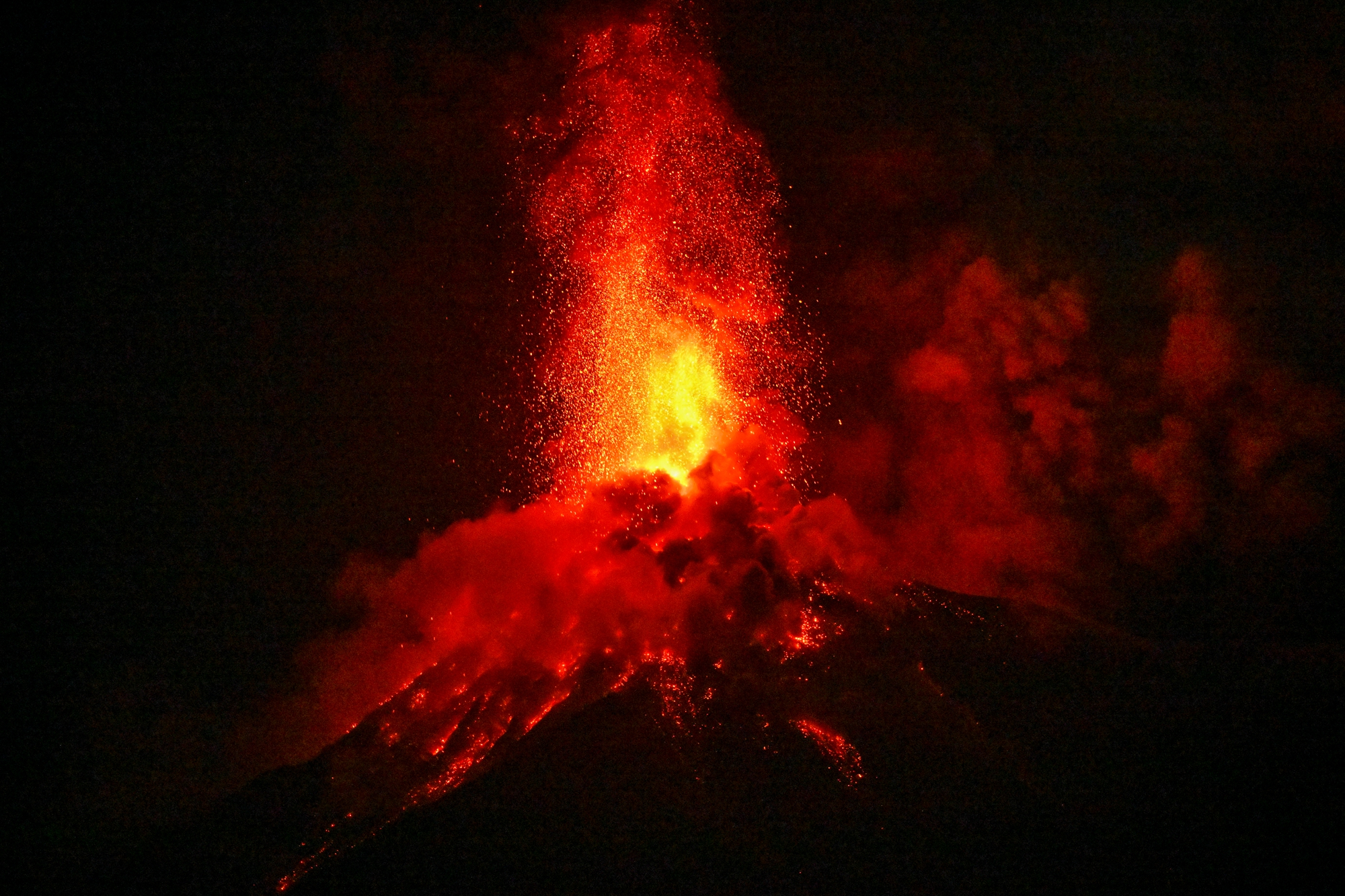 2026年8月4日凌晨,危地馬拉的活火山富埃戈火山持續噴發,火山口噴出的熔岩噴泉高達約200至300米。(Johan Ordonez/AFP via Getty Images)
