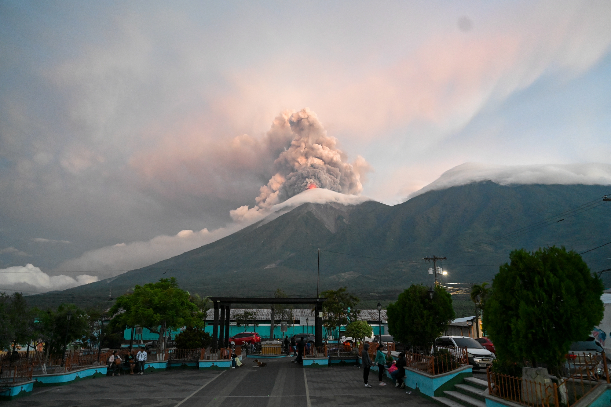 2026年8月4日,危地馬拉的活火山富埃戈火山持續噴發,火山口噴出的熔岩噴泉高達約200至300米,火山灰柱直衝5000米以上高空,並向外擴散至最遠120公里處。(Johan Ordonez/AFP via Getty Images)