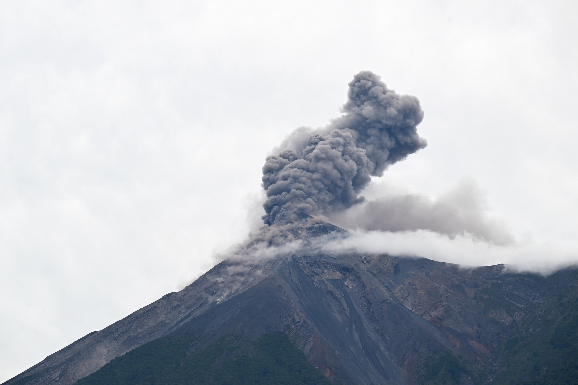 2026年8月4日,危地馬拉的活火山富埃戈火山持續噴發,火山口噴出的熔岩噴泉高達約200至300米,火山灰柱直衝5000米以上高空,並向外擴散至最遠120公里處。(Johan Ordonez/AFP via Getty Images)