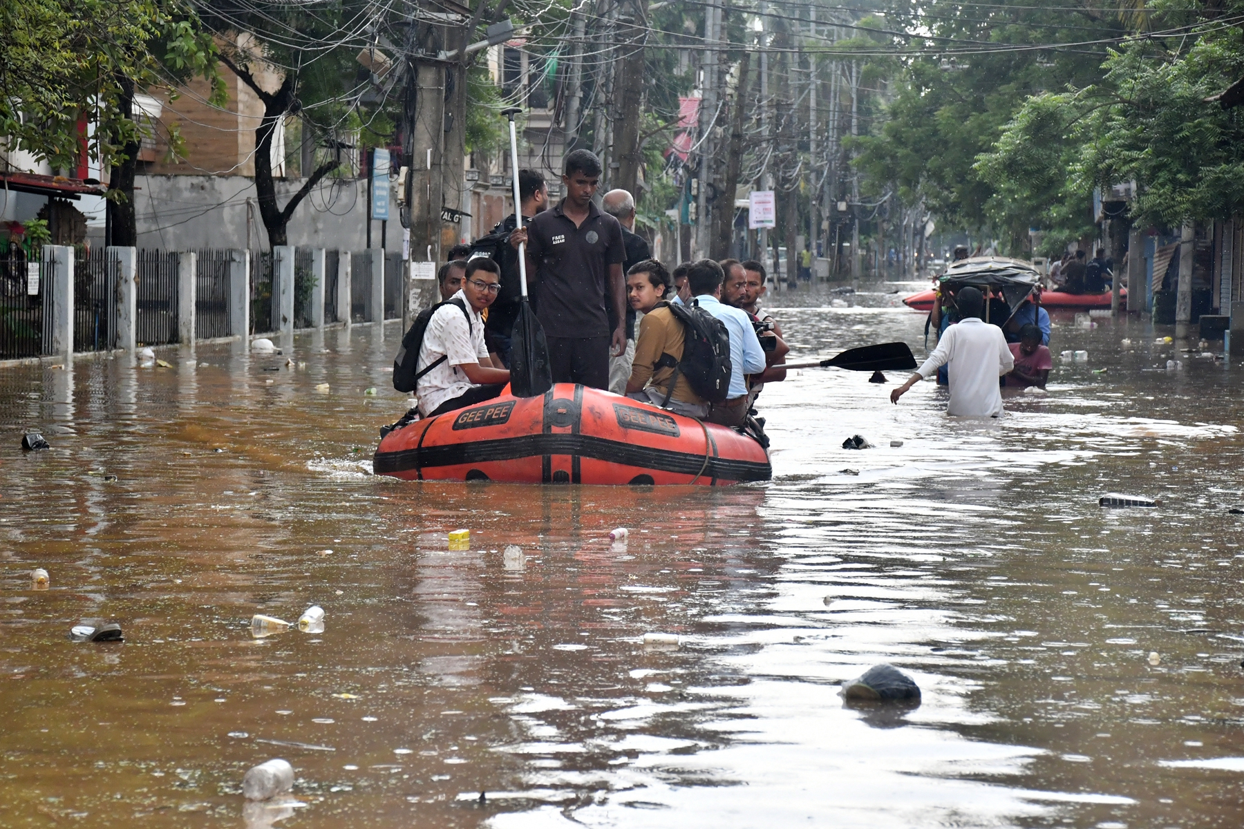 2026年8月4日,印度阿薩姆邦最大城市古瓦哈蒂(Guwahati)遭季風暴雨襲擊後,國家災害應變基金(SDRF)工作人員營救被洪水圍困的居民。(Biju Boro/AFP via Getty Images)